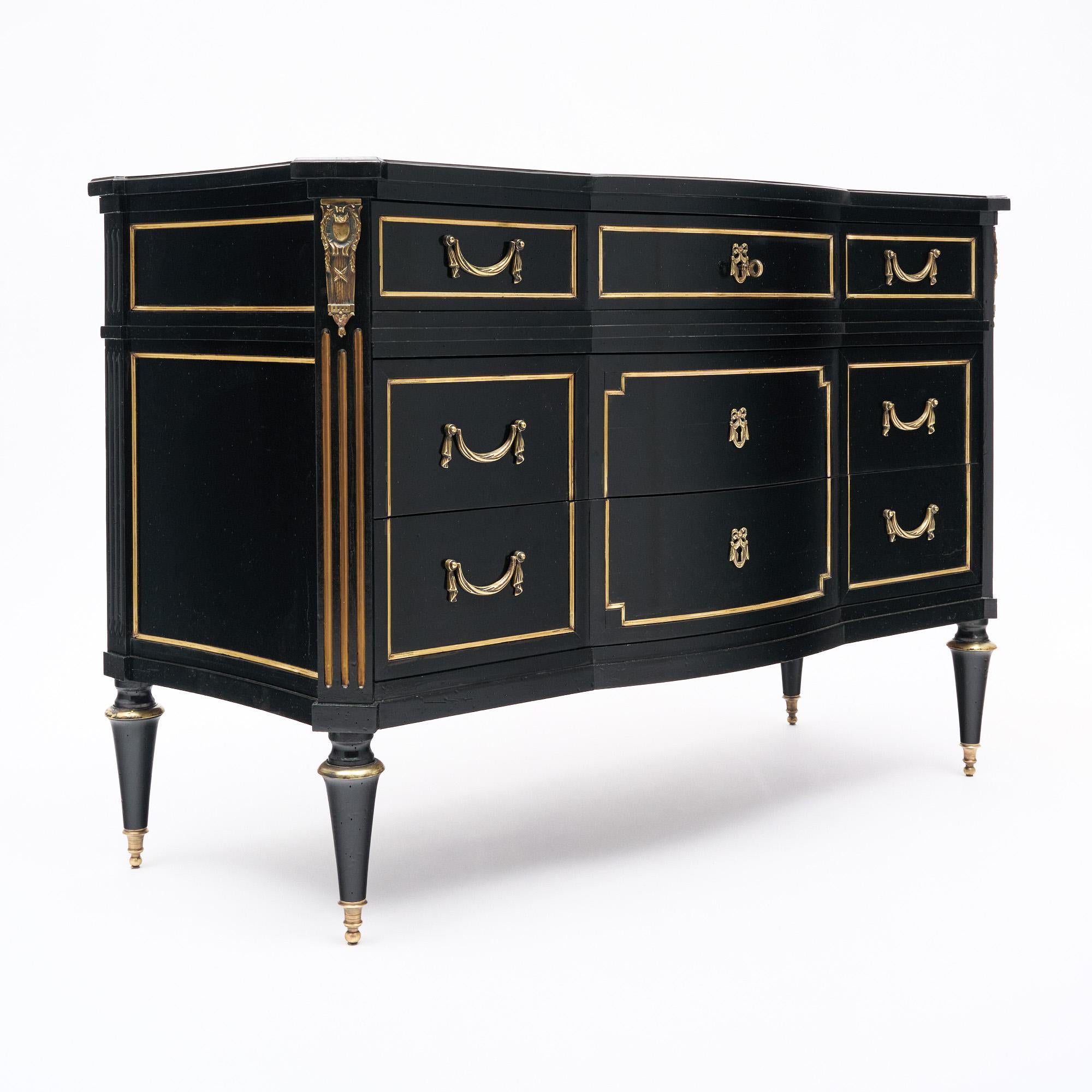 Cassettiera/commode francese in stile Luigi XVI con fronte 