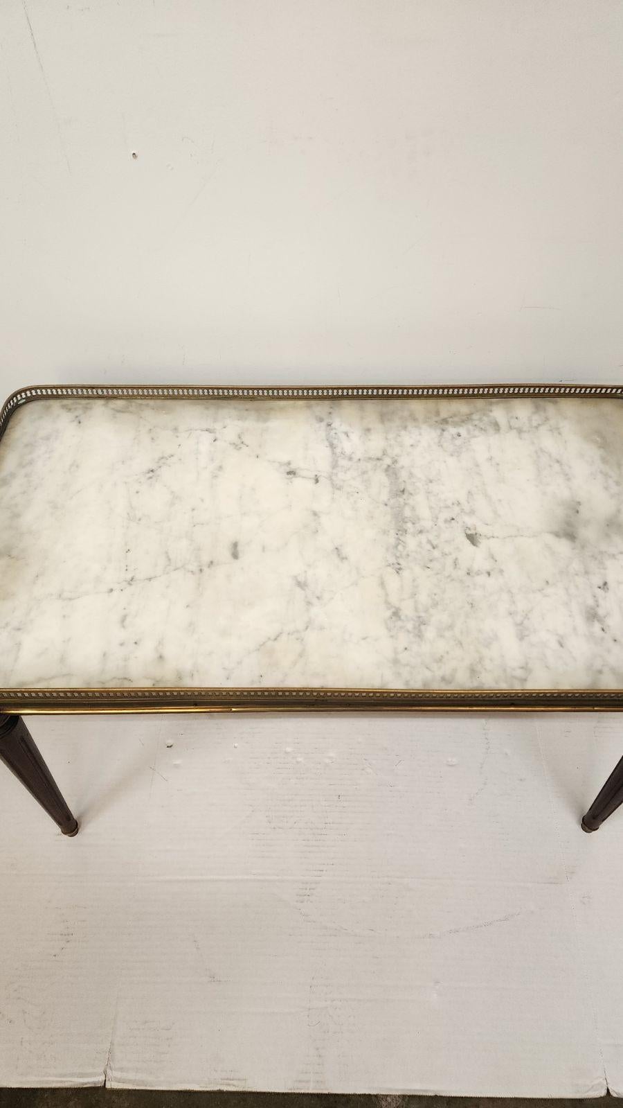 Cette annonce présente une table basse française de style Louis XVI, qui a été fabriquée vraisemblablement vers 1920-1929. Le style Louis XVI fait partie de la phase finale du style baroque et marque le début du néoclassicisme français. Ce style est