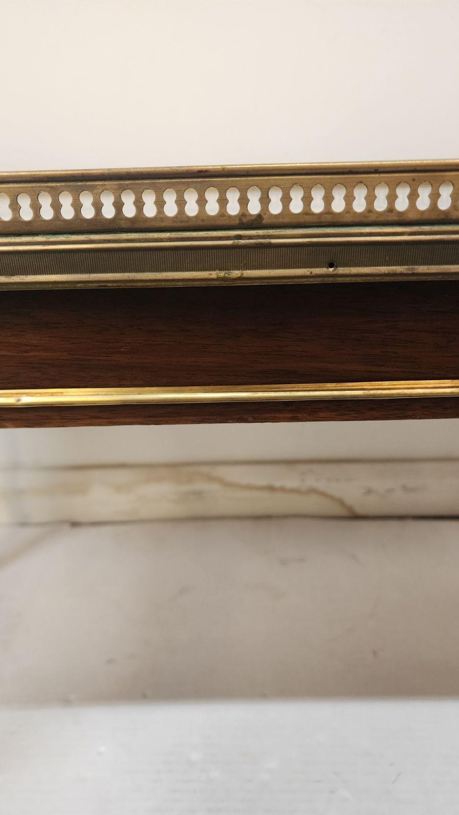 Français Table basse française Louis XVI en vente
