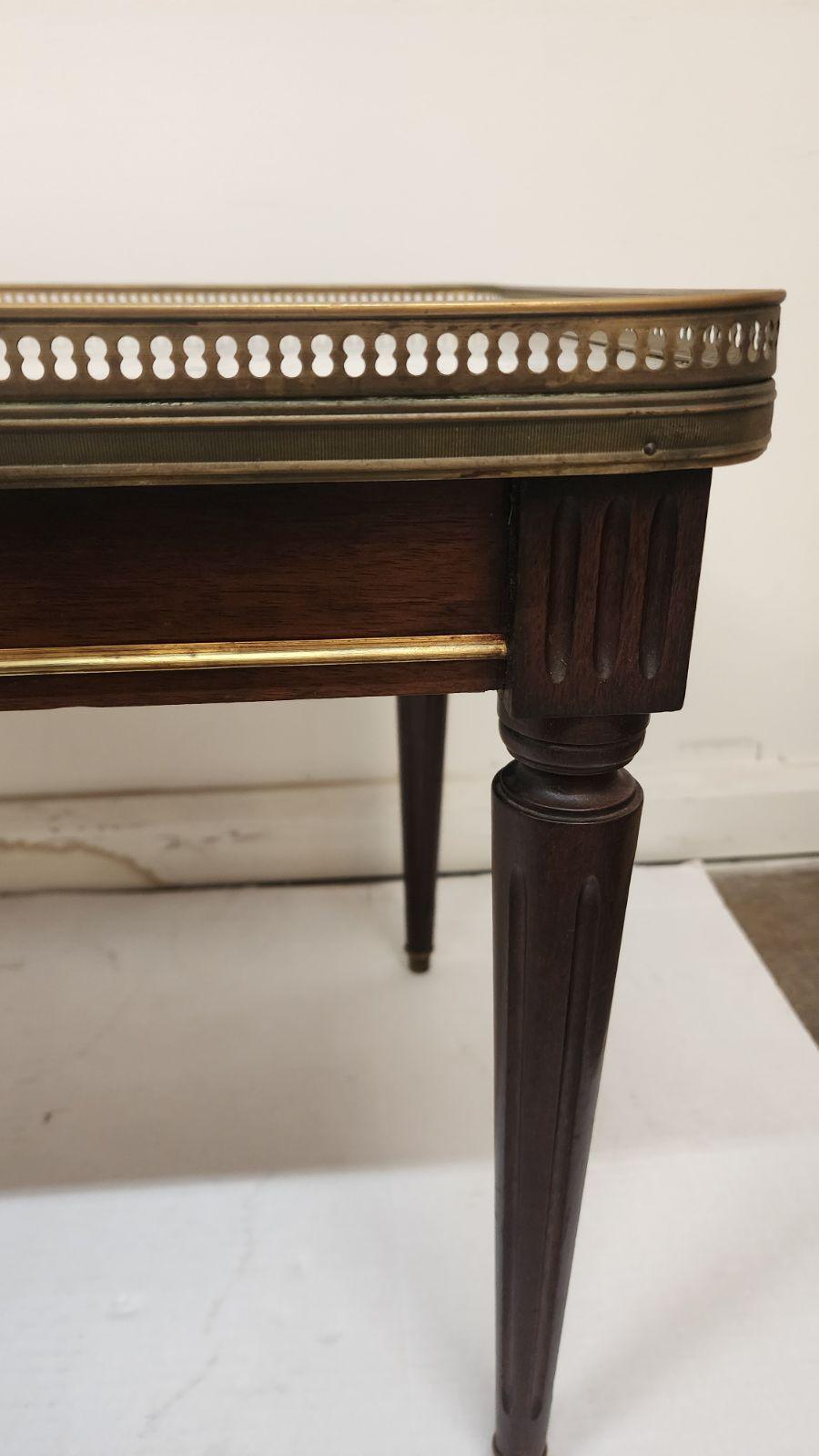 20ième siècle Table basse française Louis XVI en vente