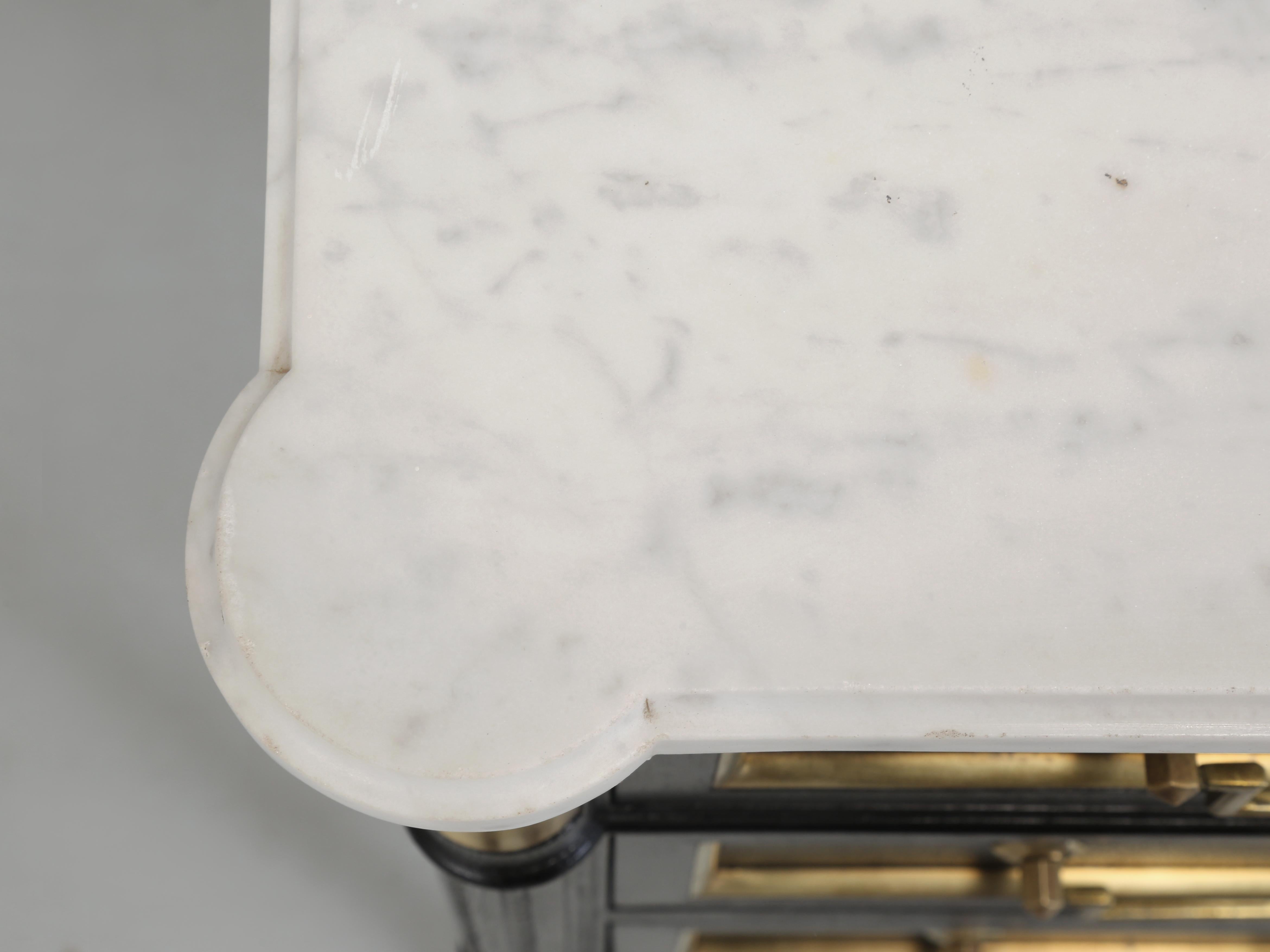 Französische Louis-XVI-Kommode im Louis-XVI-Stil mit Original-Marmorplatte, neu ebonisiert, Mahagoni-Finish (Mitte des 20. Jahrhunderts) im Angebot