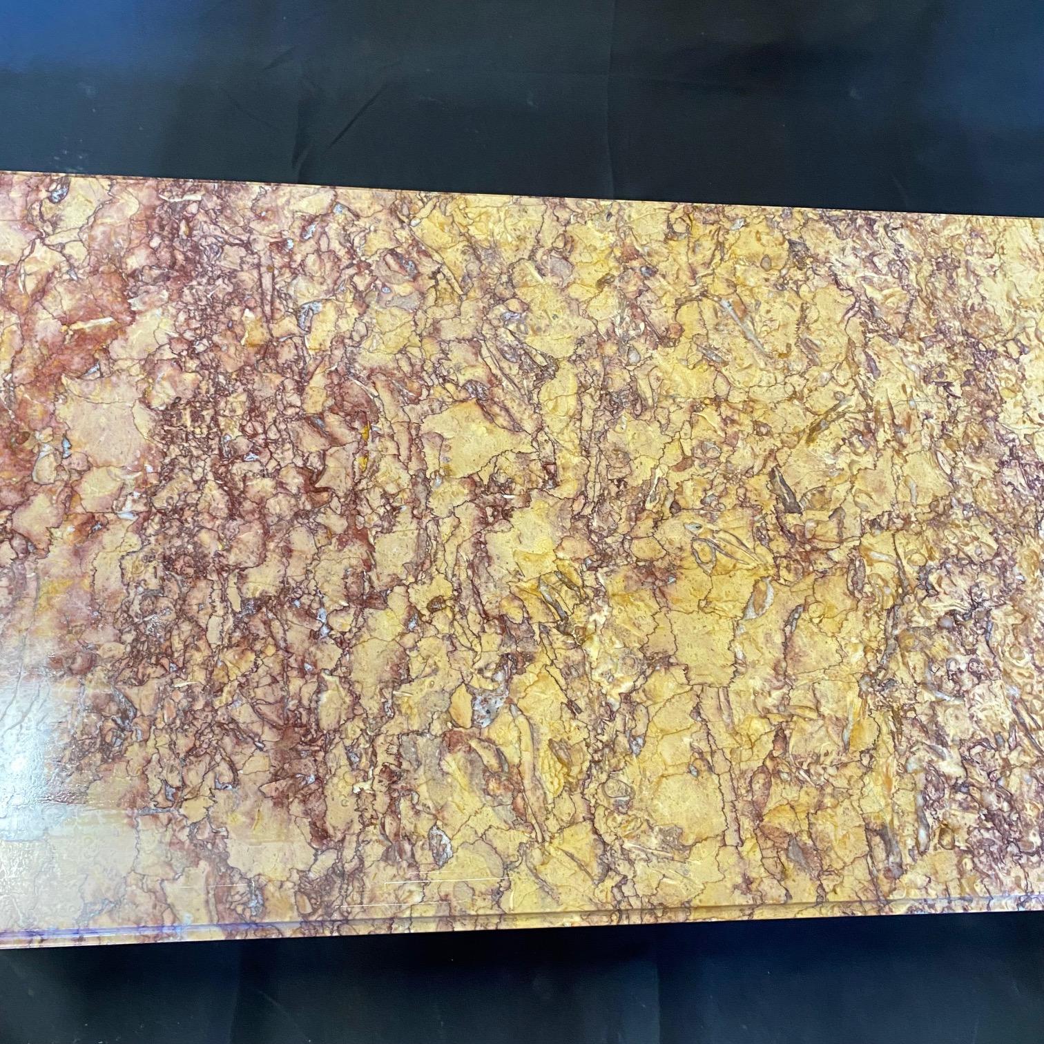 Table basse française Louis XVI en bois crème avec plateau en marbre en vente 5