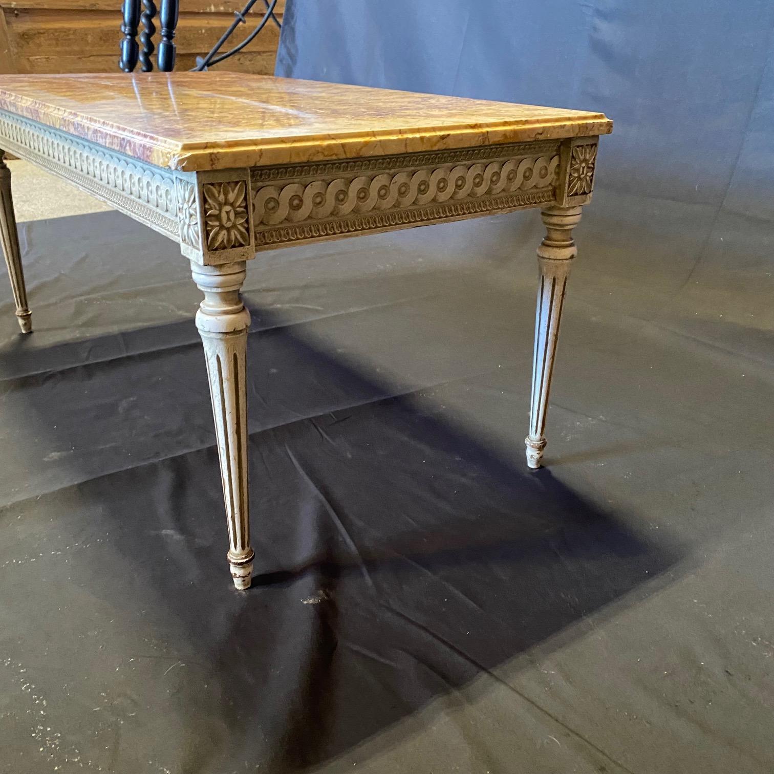 Table basse française Louis XVI en bois crème avec plateau en marbre en vente 6