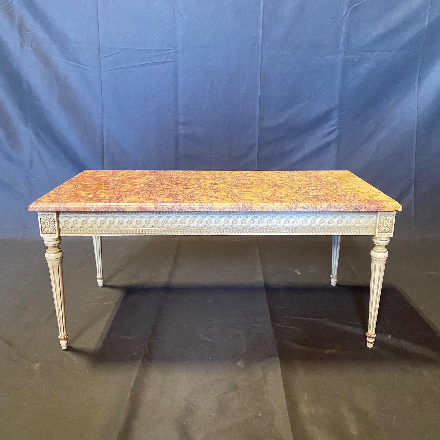 Français Table basse française Louis XVI en bois crème avec plateau en marbre en vente