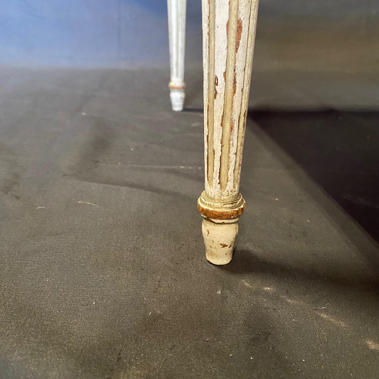 Table basse française Louis XVI en bois crème avec plateau en marbre Bon état - En vente à Hopewell, NJ