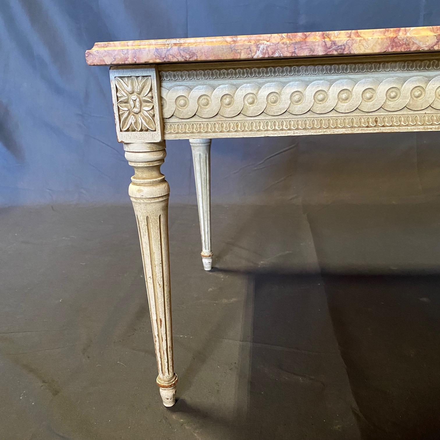 Marbre Table basse française Louis XVI en bois crème avec plateau en marbre en vente