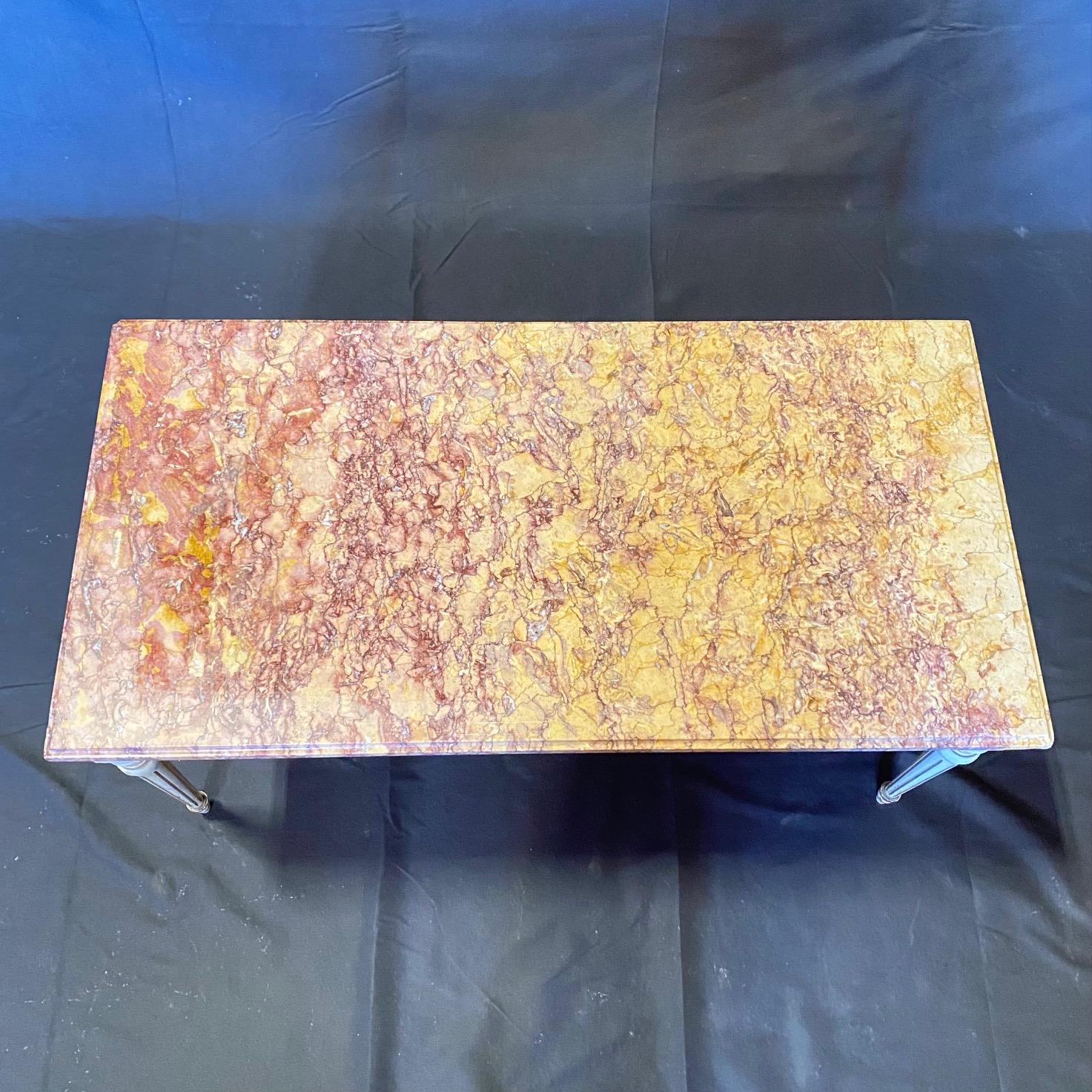 Table basse française Louis XVI en bois crème avec plateau en marbre en vente 1