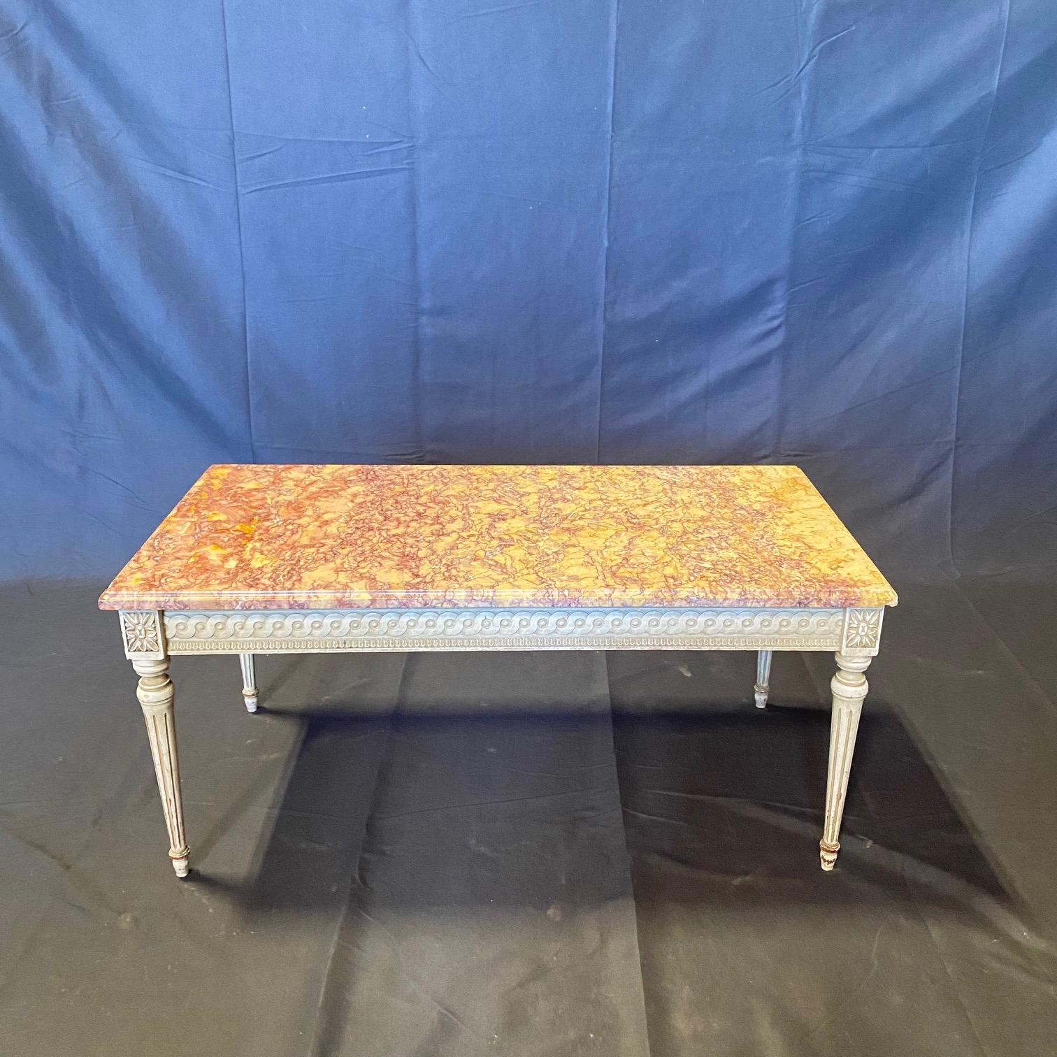 Table basse française Louis XVI en bois crème avec plateau en marbre en vente 2