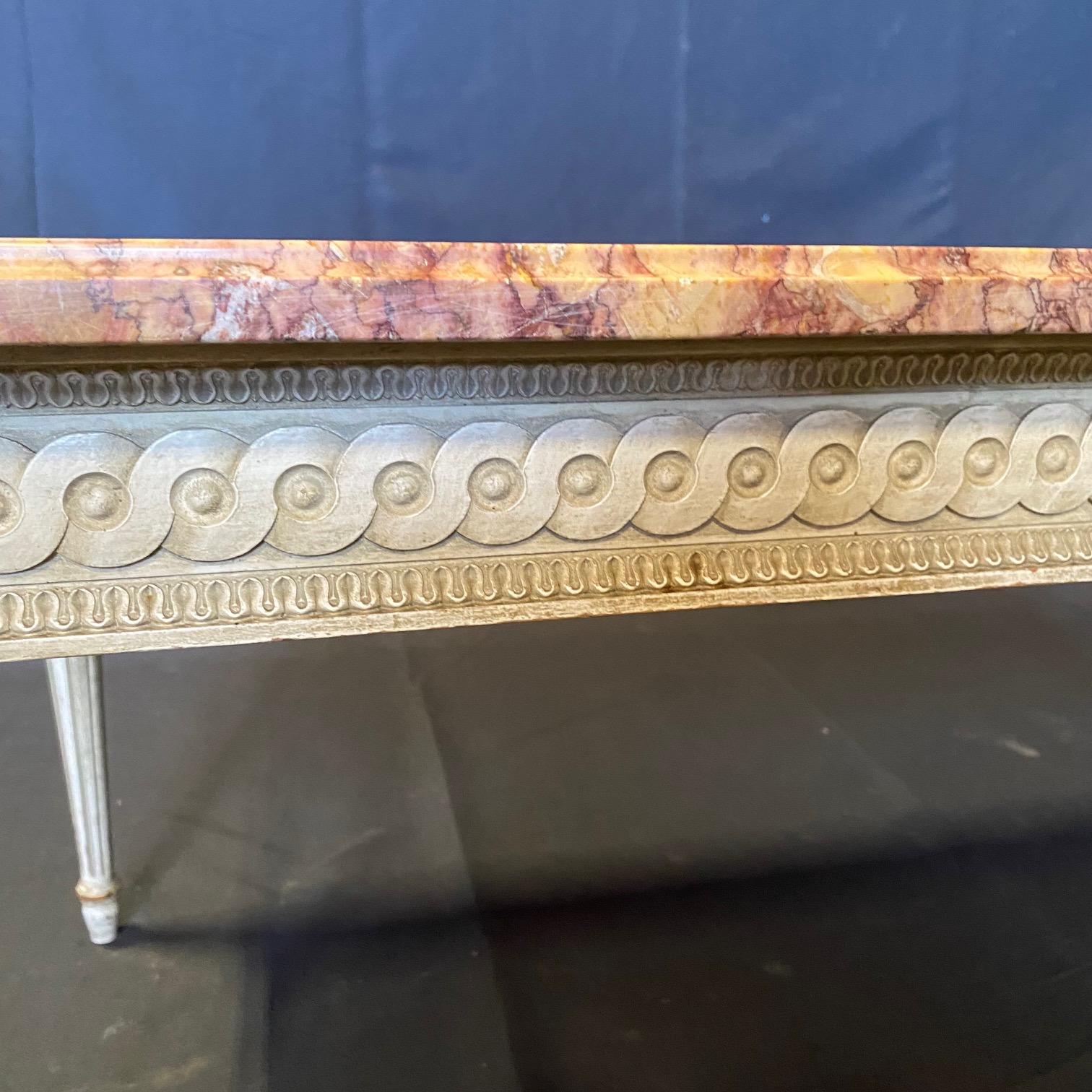 Table basse française Louis XVI en bois crème avec plateau en marbre en vente 3