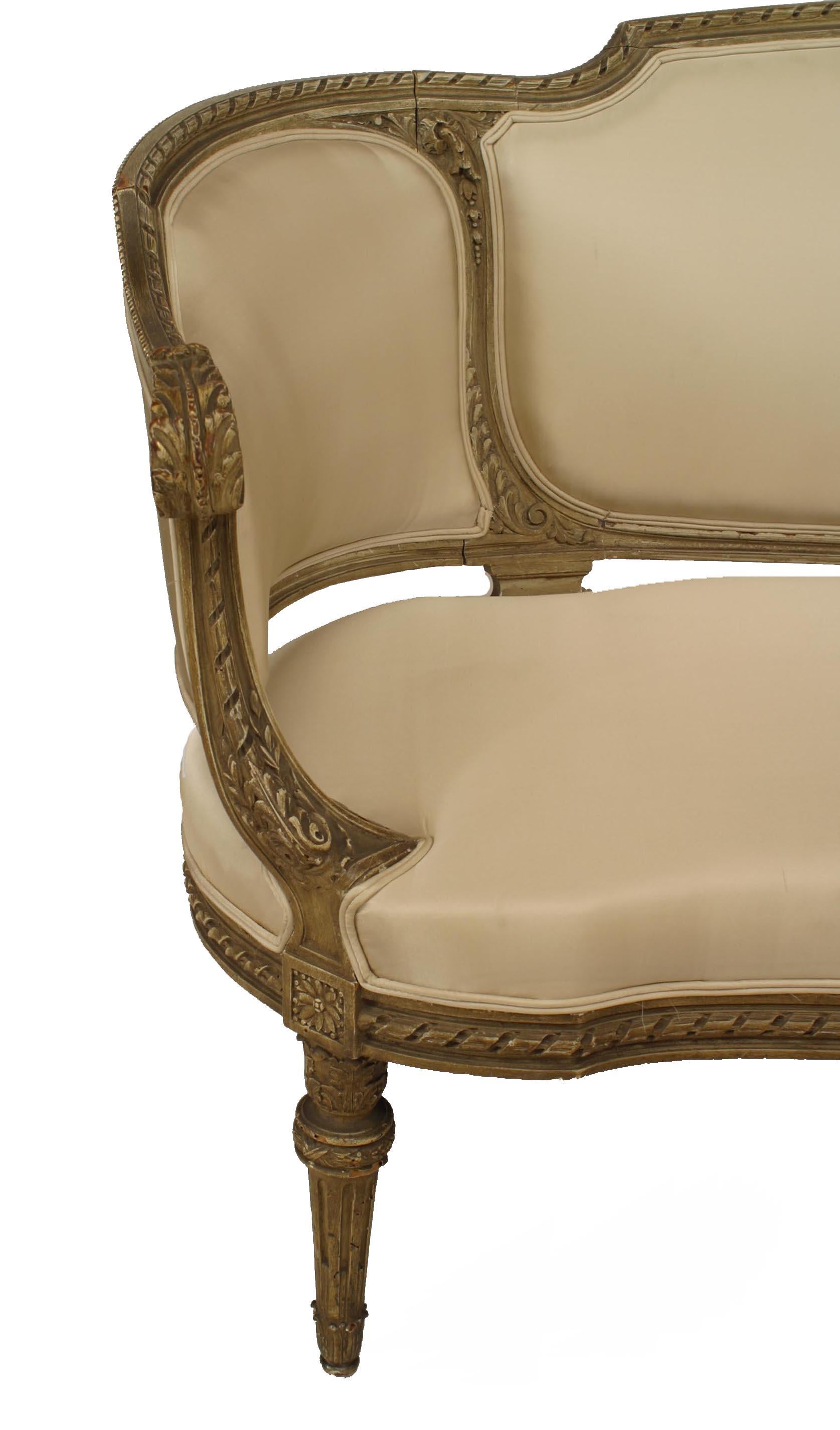 Causeuse française de style Louis XVI (19ème siècle) peinte en gris avec des côtés arrondis et un dossier sculpté, dossier, côtés et assise rembourrés avec coussin.

Condit est conforme à l'âge de la pièce.