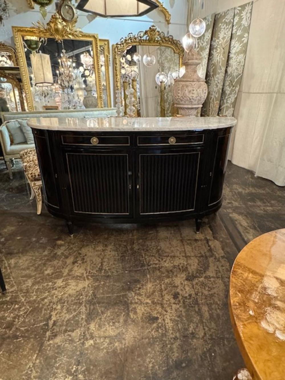 Credenza francese d'epoca a forma di D in stile Luigi XVI laccata di nero. Circa 1940. Un tocco classico e senza tempo per un interno raffinato. 75L x 21D x 40H