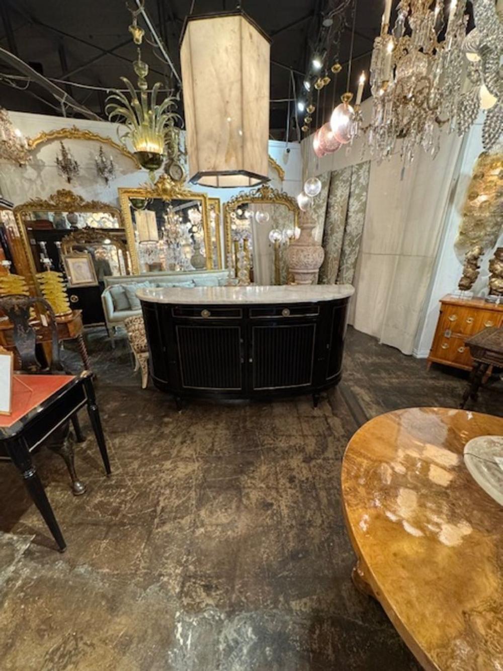 Credenza francese Luigi XVI a forma di D. In condizioni buone in vendita a Dallas, TX
