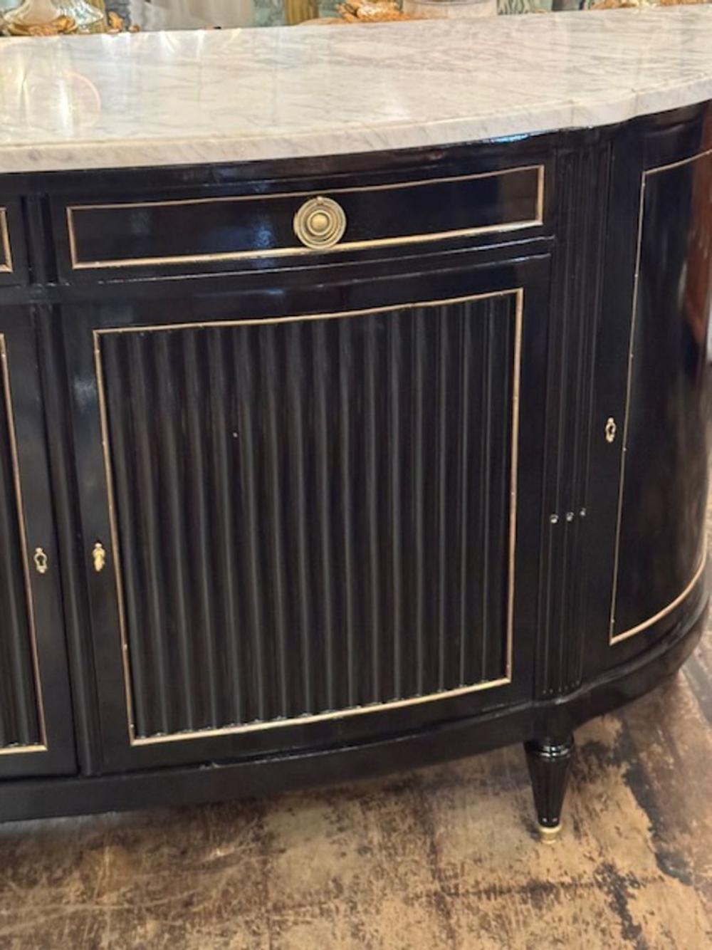 Metà XX secolo Credenza francese Luigi XVI a forma di D. in vendita