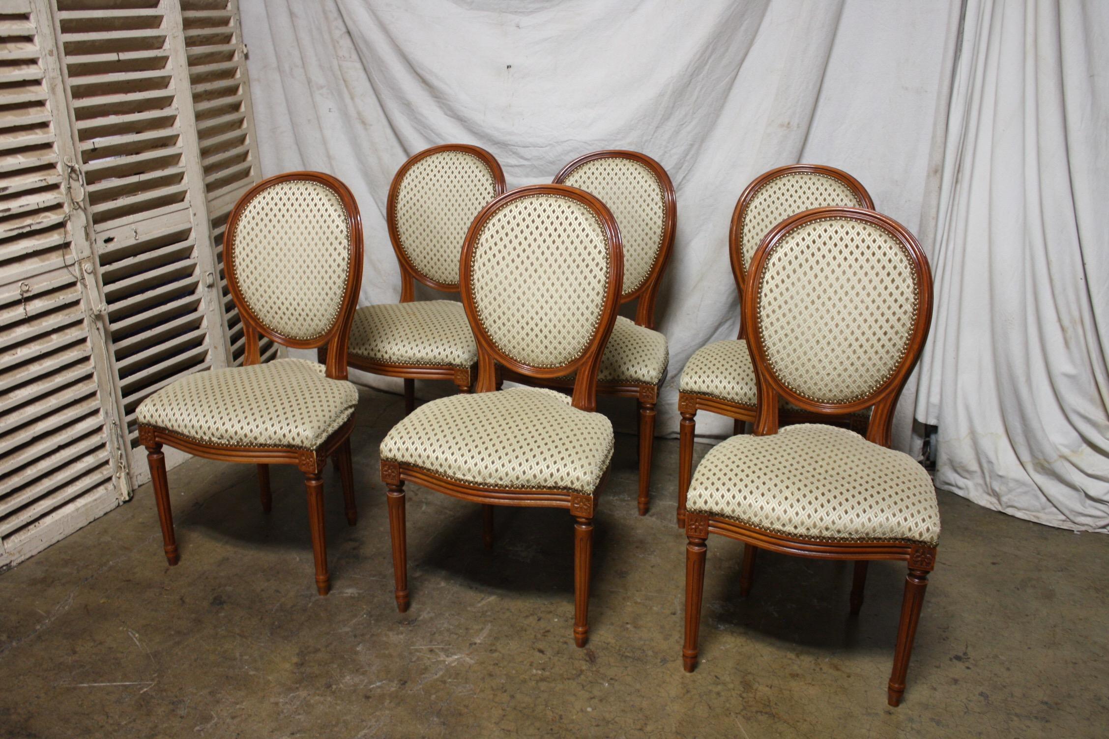Belle ligne avec un dossier ovale que nous appelons les chaises Louis XVI « Médaillon », très élégante. Ils sont en très bon état, prêts à être utilisés autour d'une table à manger.