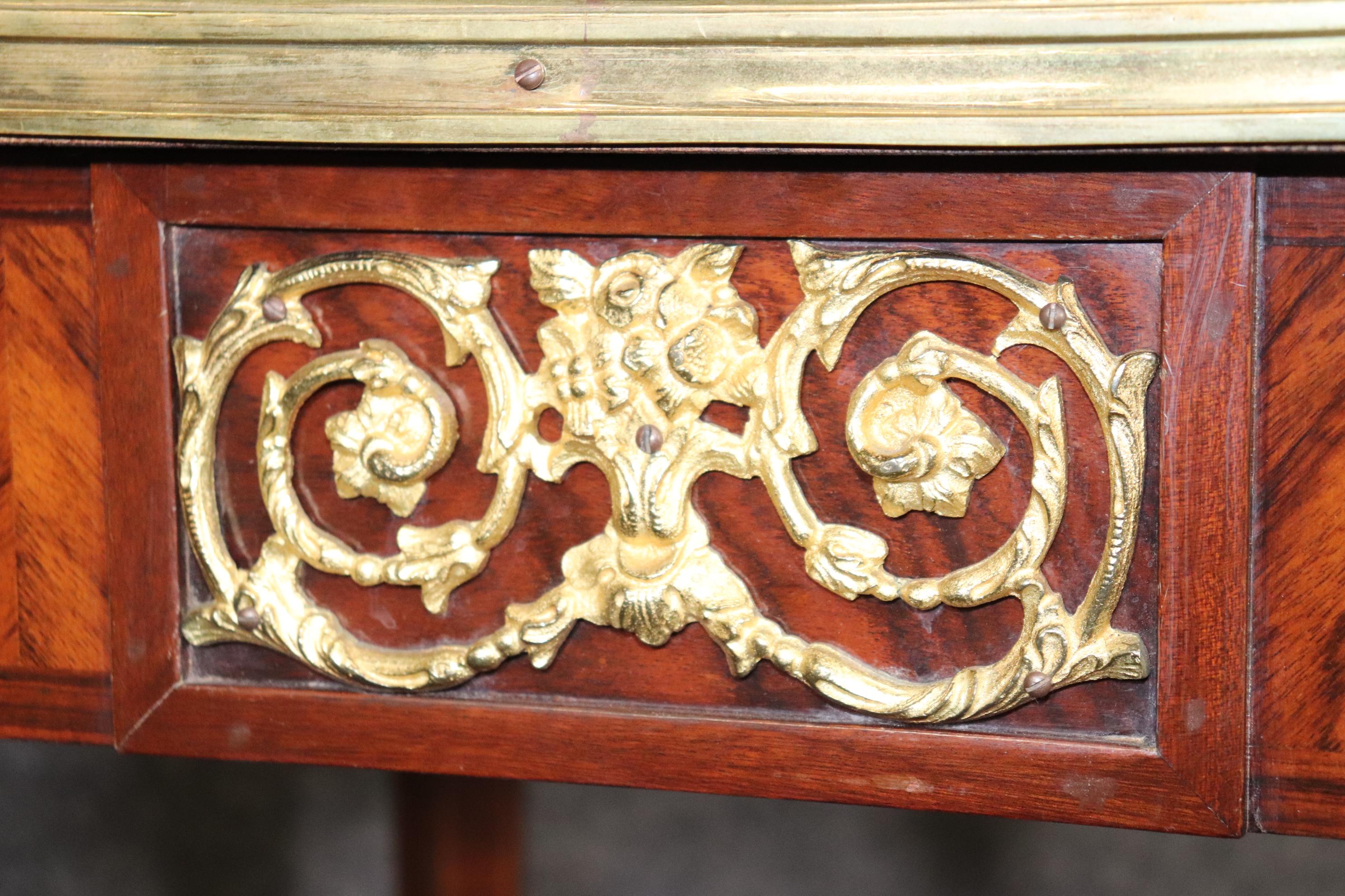 Table d'appoint française style Directoire Louis XVI en marqueterie de bois de satin et bronze en vente 2