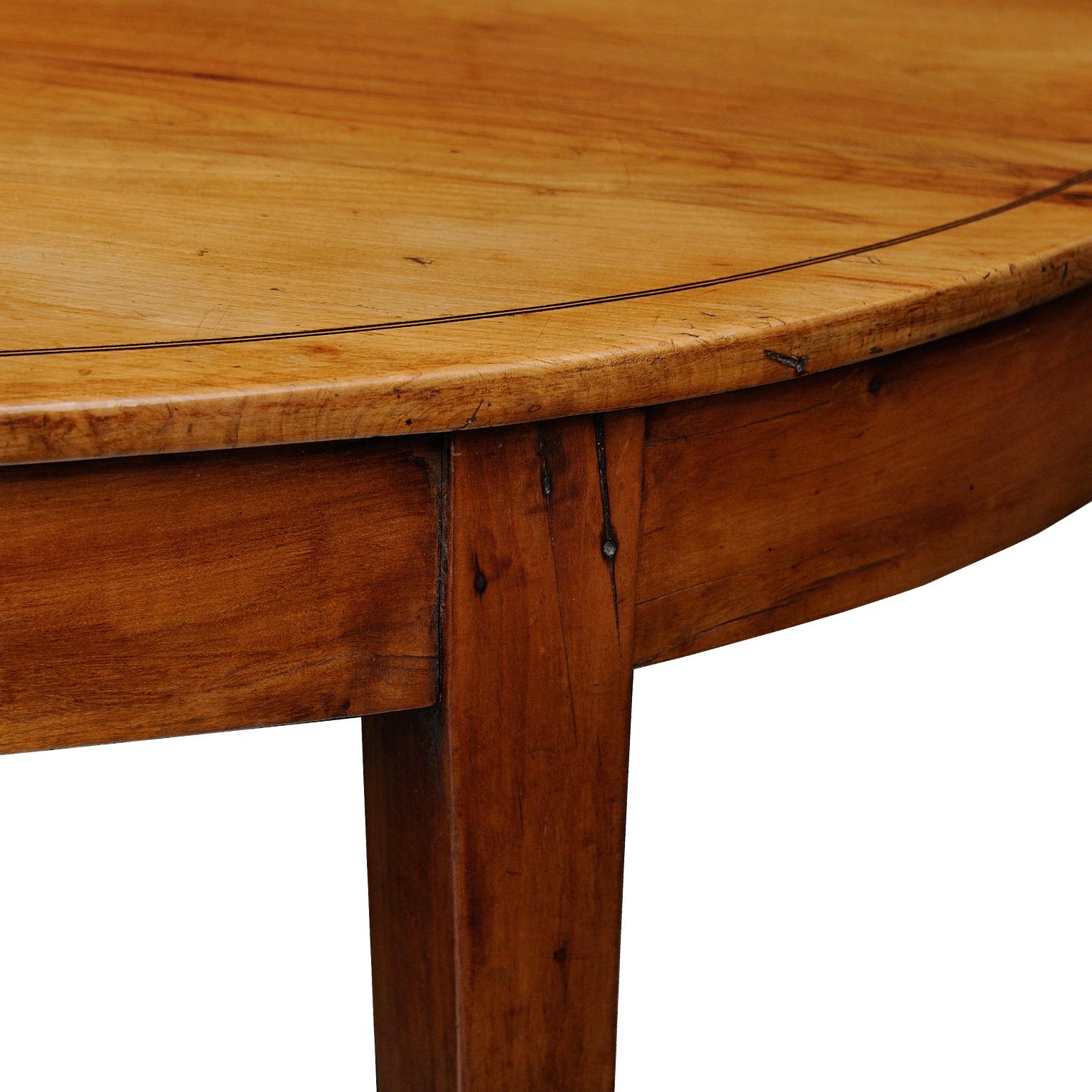 French Louis XVI/Directoire Oval Cherrywood Dining or Library Table, circa 1790 (Französisch) im Angebot