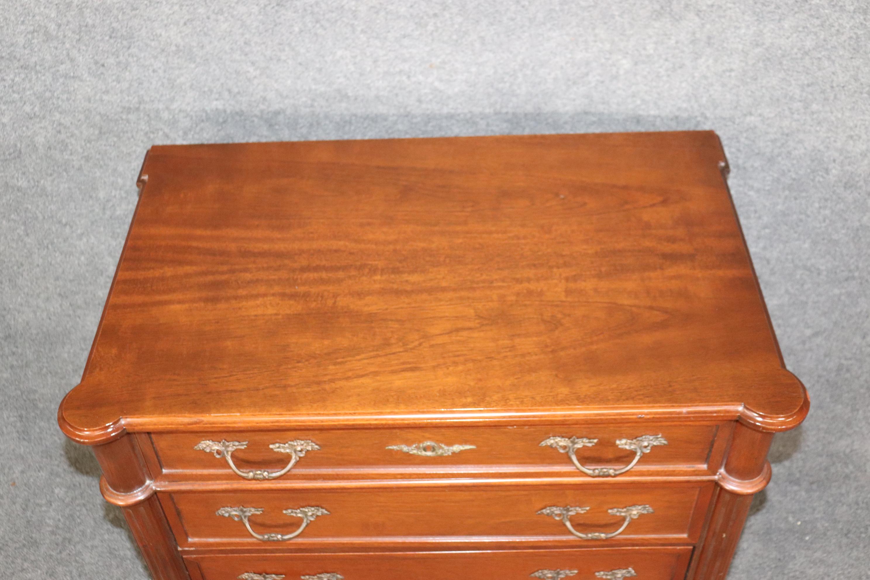 Ottone Cassettiera francese in stile Directoire Luigi XVI con accenti in ottone in vendita