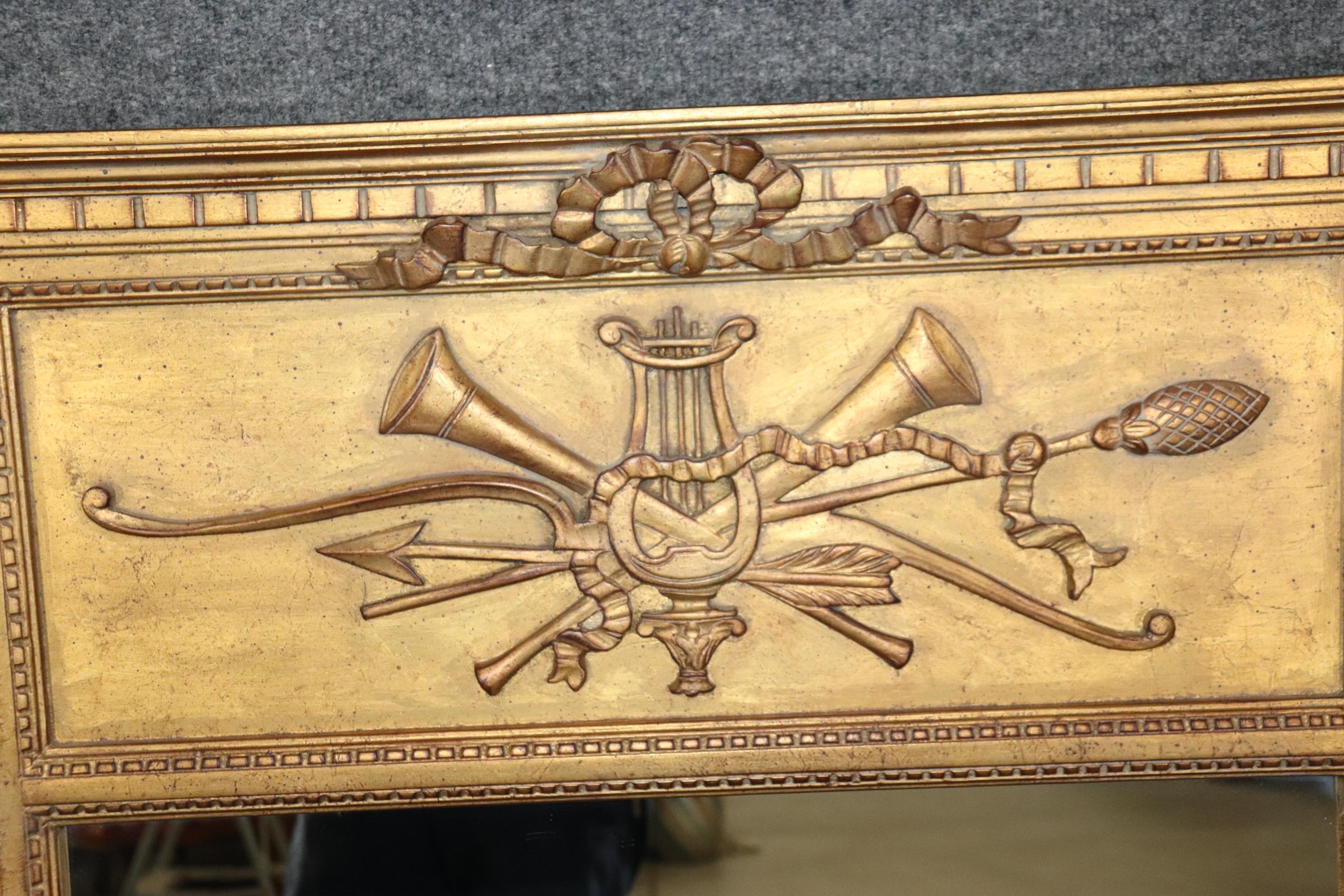 Sculpté Miroir mural suspendu doré de style Directoire français Louis XVI en Trumeau en vente