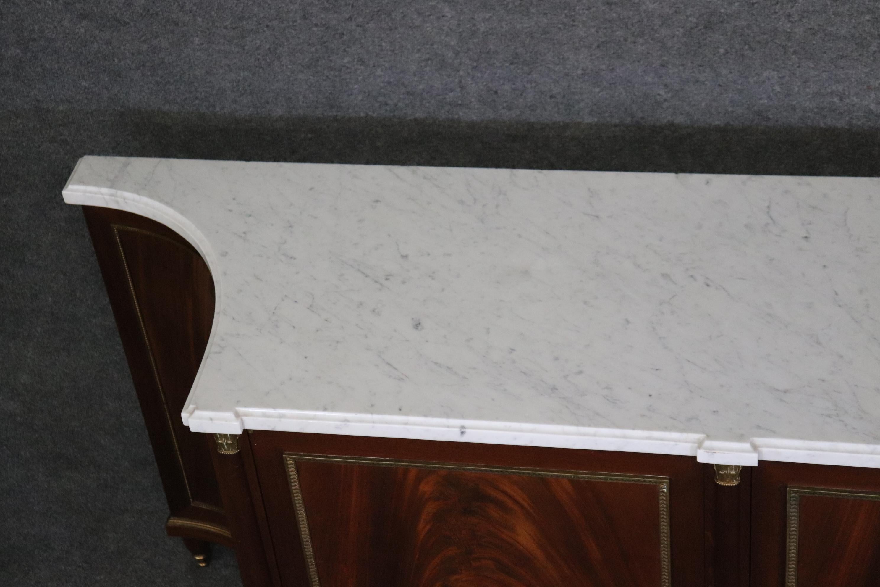 Ottone Credenza francese con piano in marmo in stile Luigi XVI Directoire di Maison Jansen in vendita