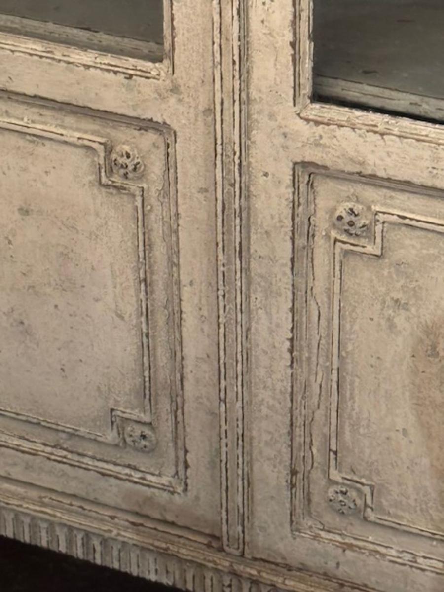 Vitrine Louis XVi du 19ème siècle, sculptée et peinte. Circa 1860. Une belle addition à n'importe quelle maison ! 40w x 16d x 64h