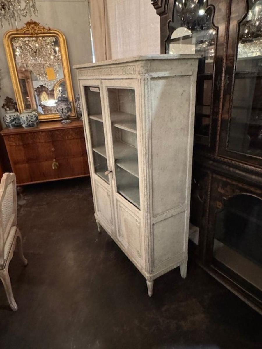 Vitrine française Louis XVI en vente 1