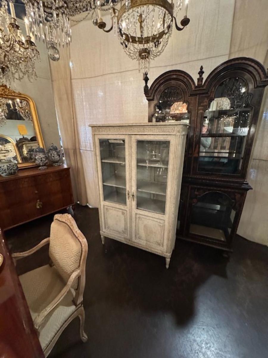Vitrine française Louis XVI en vente 2