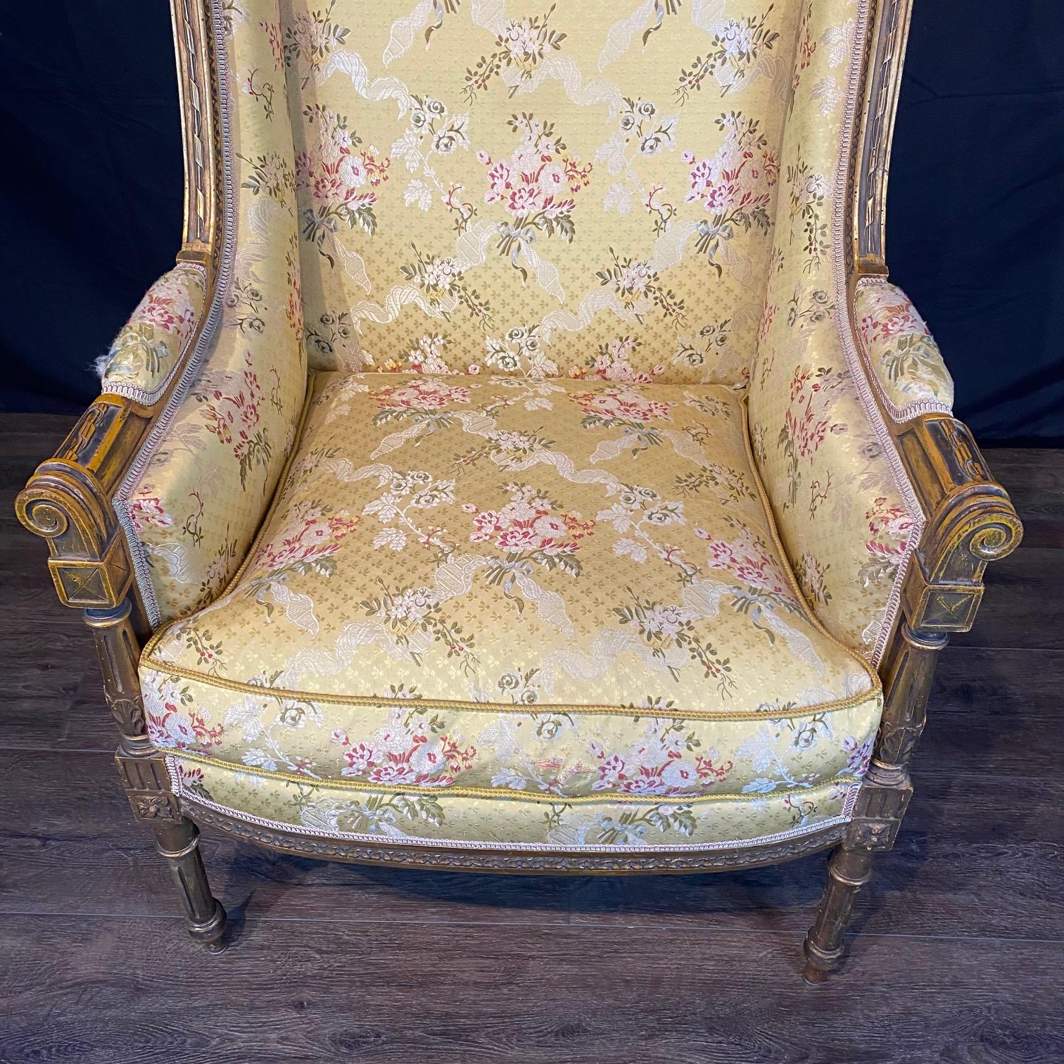 Poltrona francese Luigi XVI dell'inizio del XX secolo in legno d'orato, con bergere intagliato in vendita 5