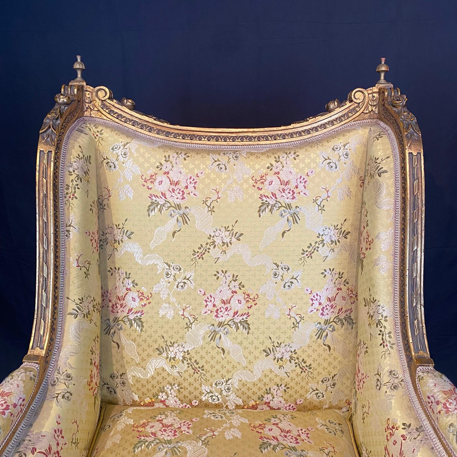 Poltrona francese Luigi XVI dell'inizio del XX secolo in legno d'orato, con bergere intagliato in vendita 6
