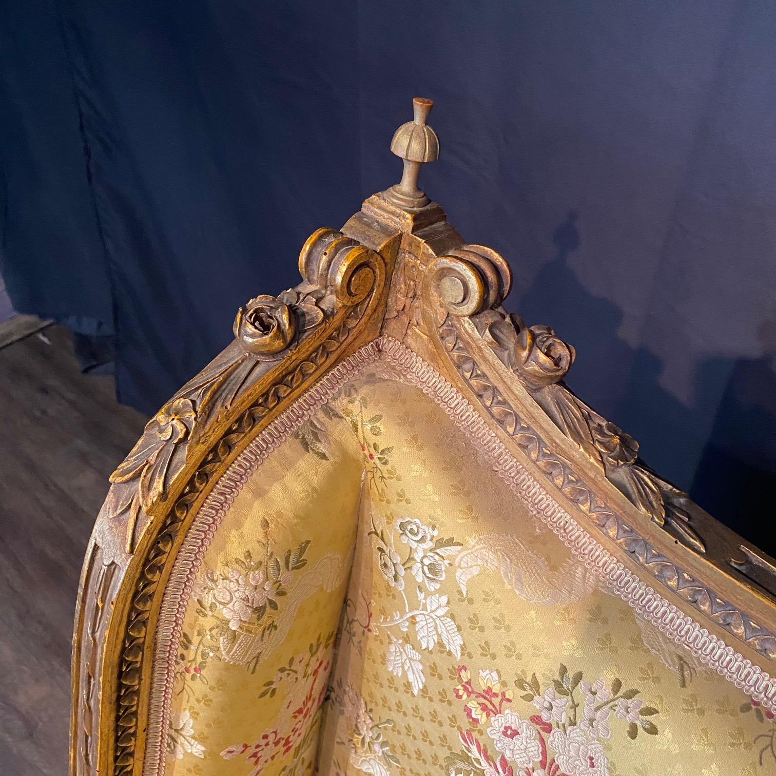 Eleganza della bergere francese Luigi XVI a spalliera intagliata con fiori, foglie di loto, acanto e cornici a nastro, su belle gambe scanalate e affusolate. Splendida tappezzeria giallo chiaro in ottimo stato, con un delicato e sottile motivo