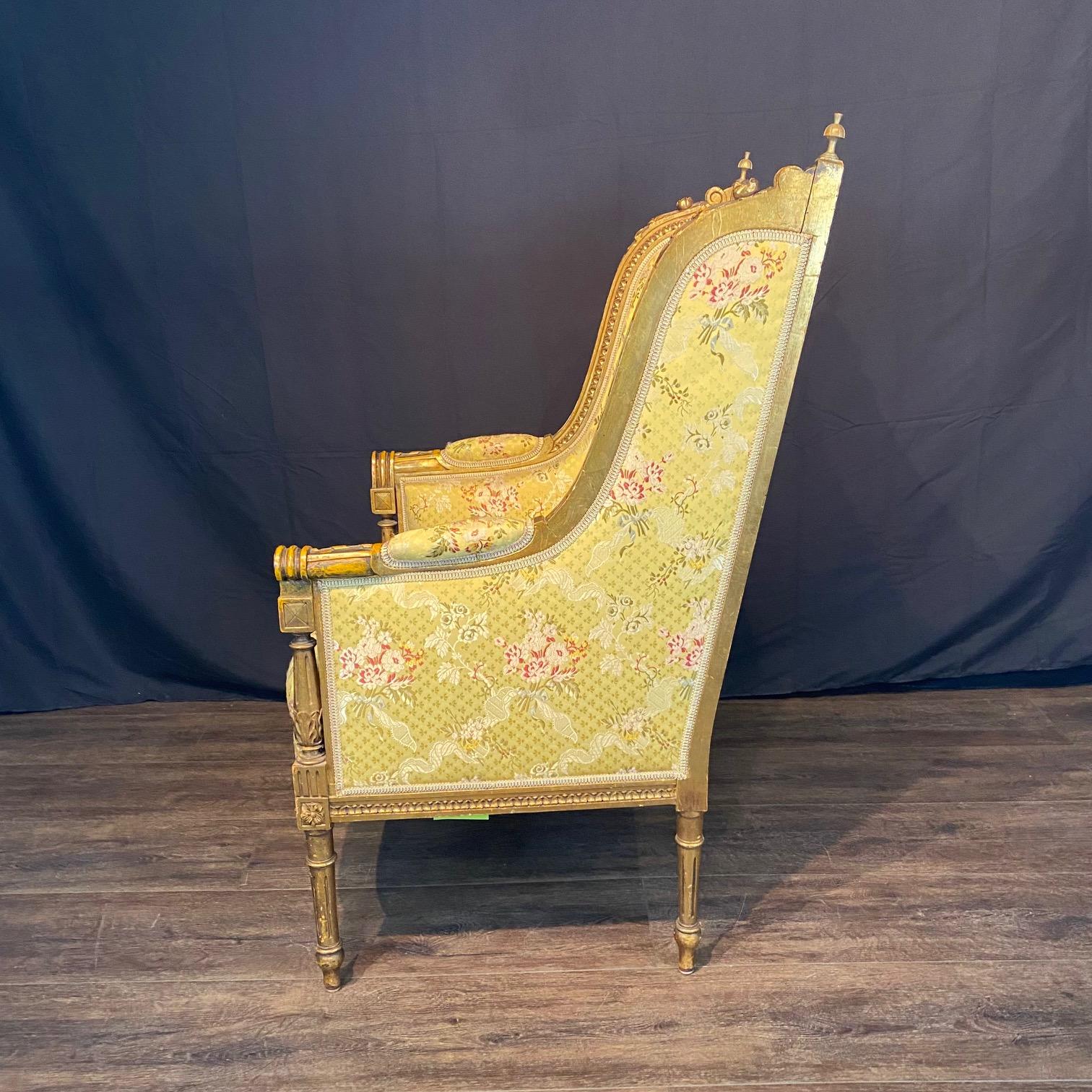 Poltrona francese Luigi XVI dell'inizio del XX secolo in legno d'orato, con bergere intagliato in vendita 1