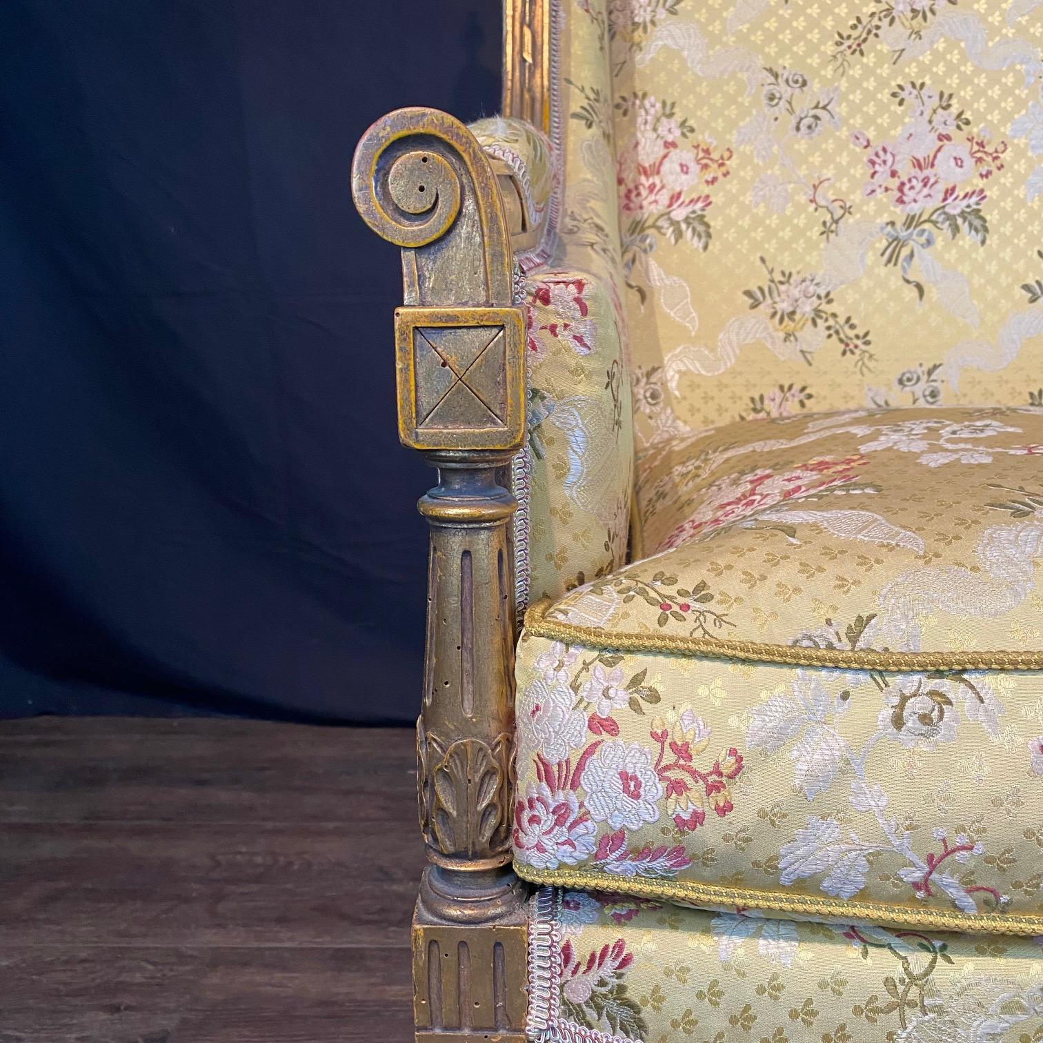 Poltrona francese Luigi XVI dell'inizio del XX secolo in legno d'orato, con bergere intagliato in vendita 3