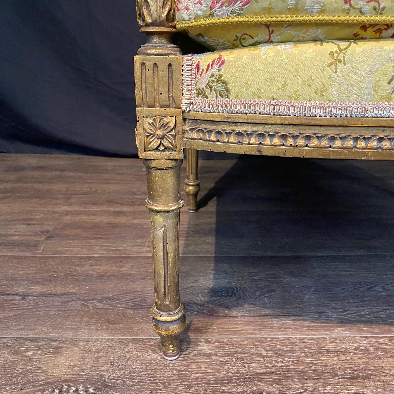 Poltrona francese Luigi XVI dell'inizio del XX secolo in legno d'orato, con bergere intagliato in vendita 4