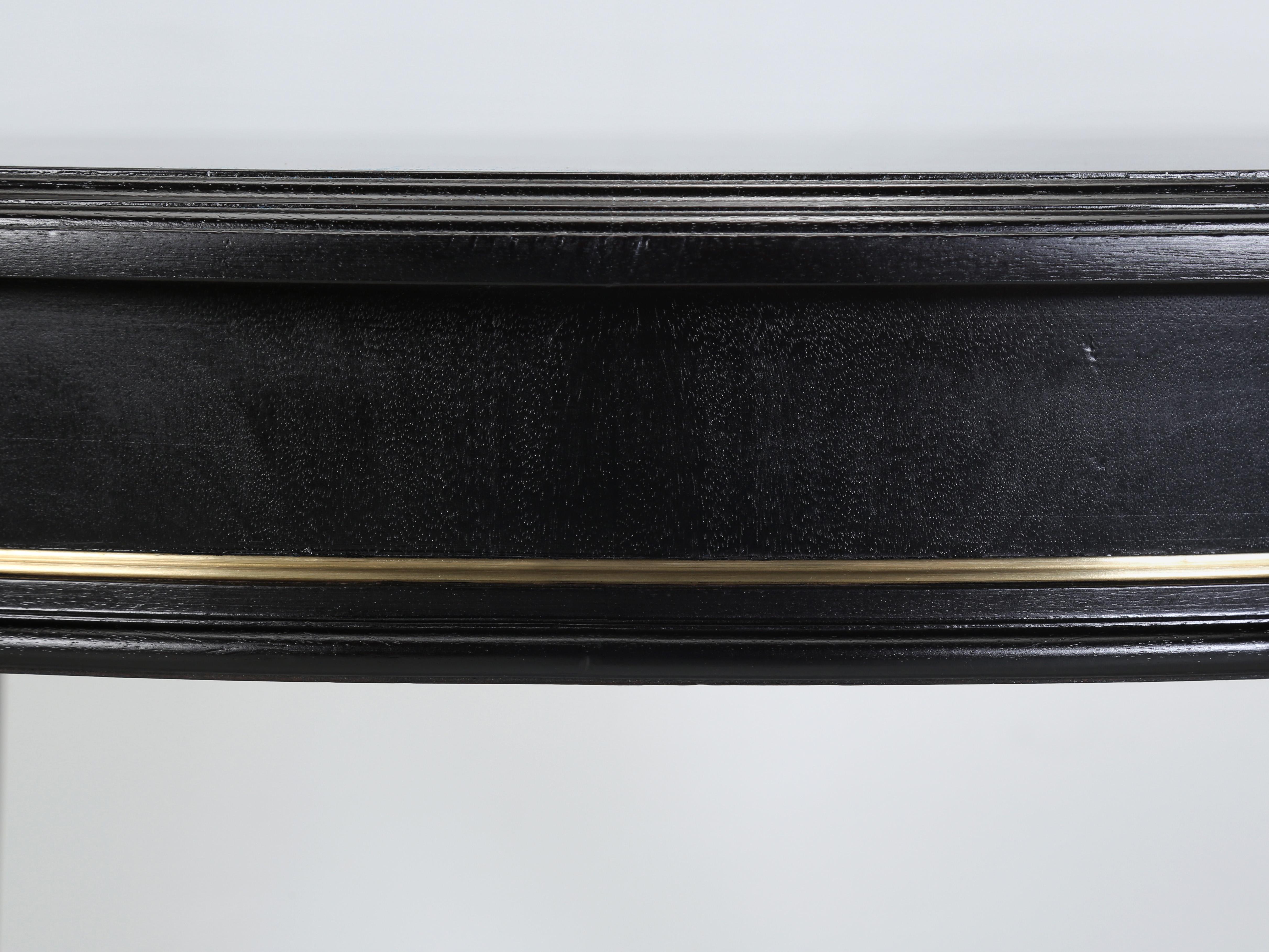 Runder Esstisch aus ebonisiertem Mahagoni im Louis-XVI.-Stil (3) mit Blättern, restauriert  im Angebot 1