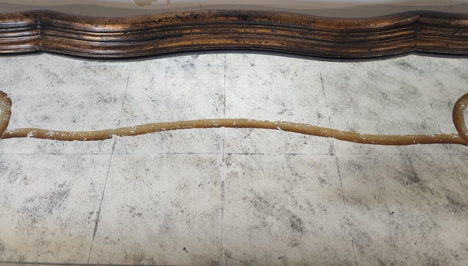 Table basse française Louis XVI églomisée avec plateau en miroir par John Richard en vente 4