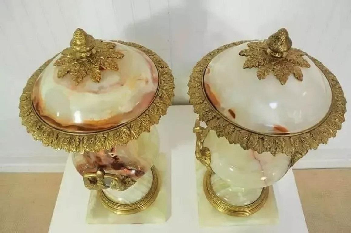 Sconosciuto Cassette a urna con coperchio in onice e bronzo in stile Impero Luigi XVI - una coppia in vendita