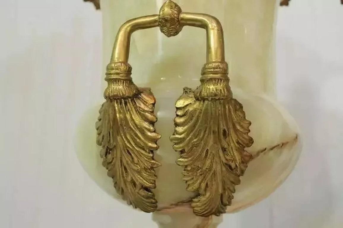 XX secolo Cassette a urna con coperchio in onice e bronzo in stile Impero Luigi XVI - una coppia in vendita