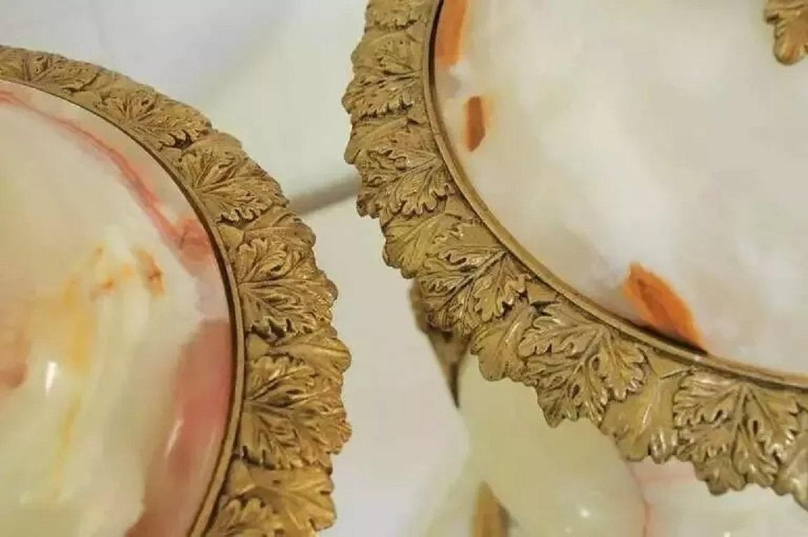 Cassette a urna con coperchio in onice e bronzo in stile Impero Luigi XVI - una coppia in vendita 1