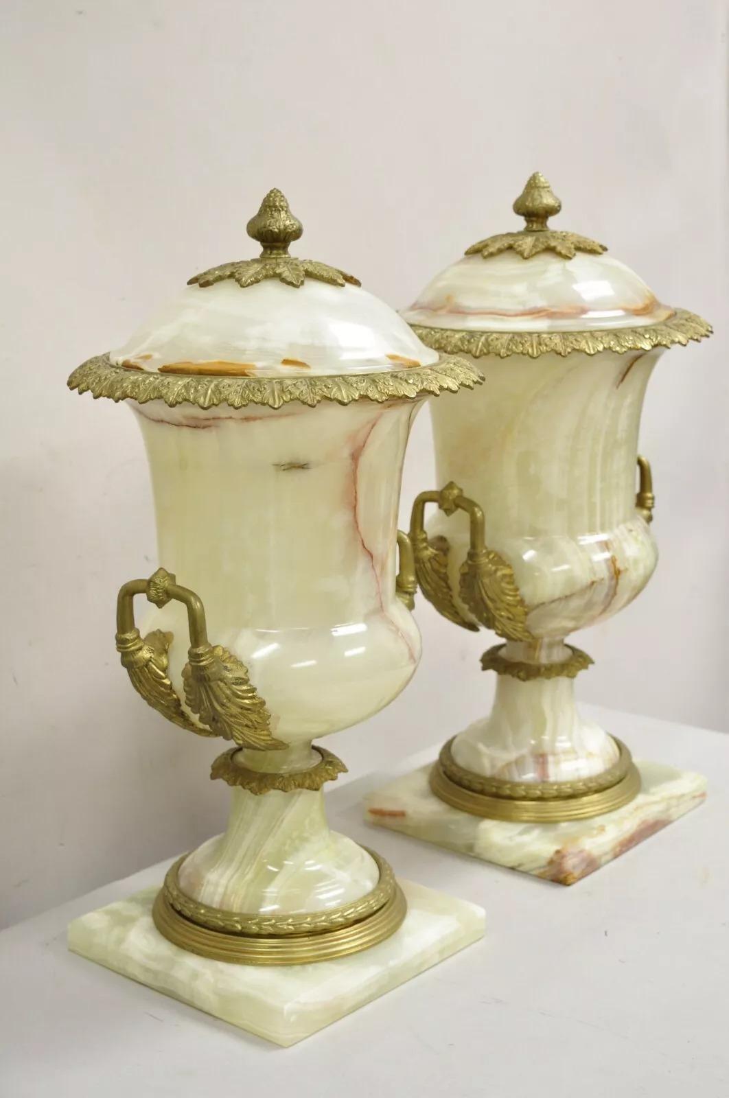 Urna con coperchio di grandi dimensioni in onice e bronzo Ormolu in stile Impero Luigi XVI - una coppia in vendita 4