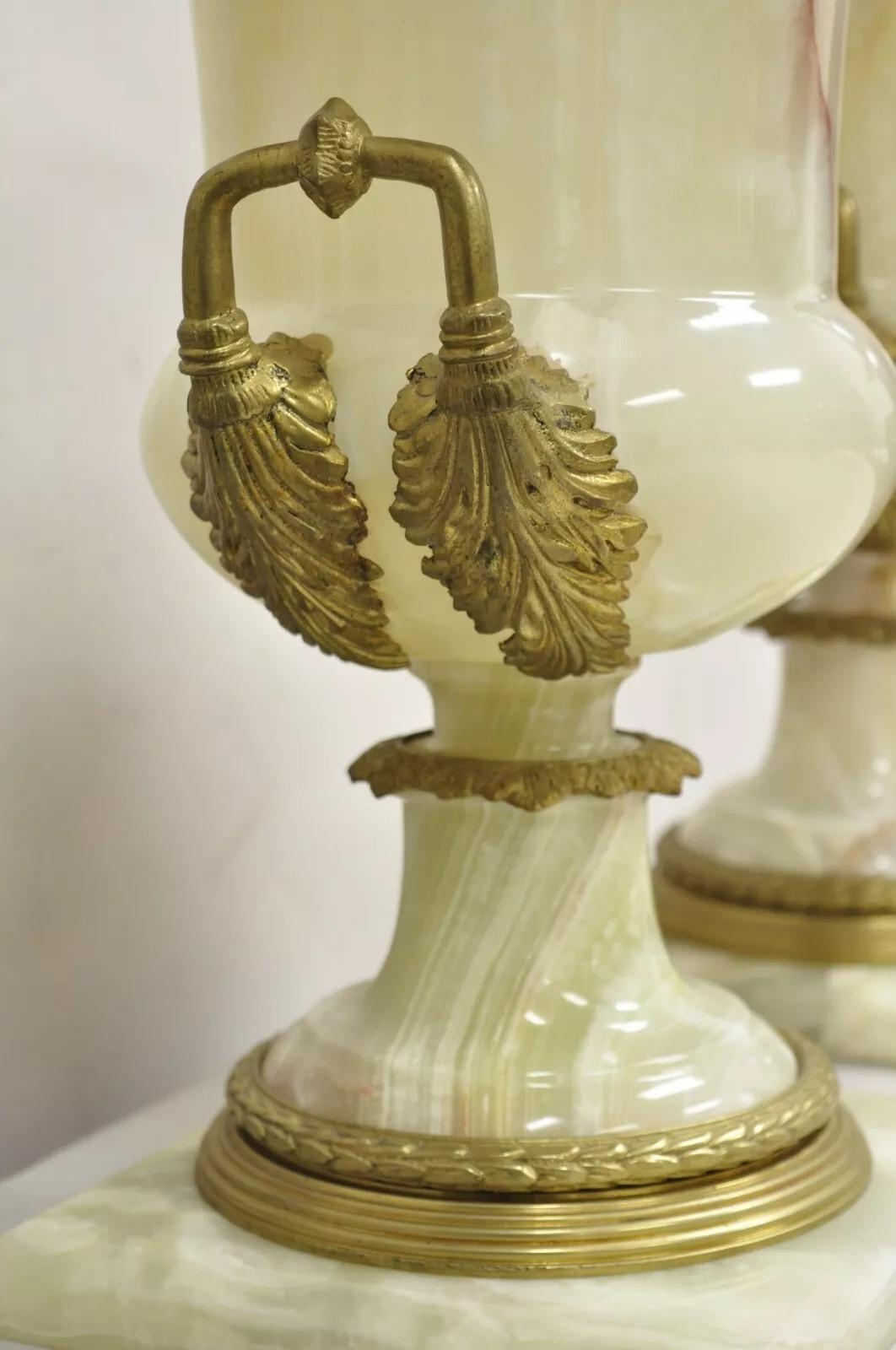 Urna con coperchio di grandi dimensioni in onice e bronzo Ormolu in stile Impero Luigi XVI - una coppia in vendita 5