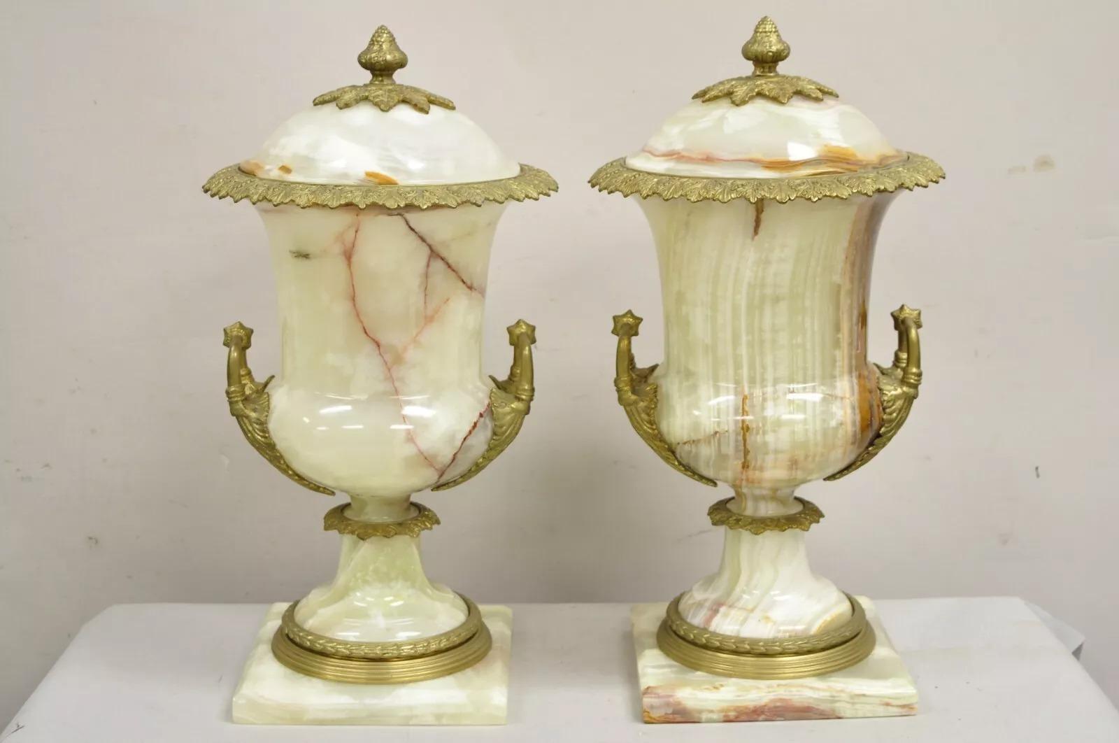 Urna con coperchio di grandi dimensioni in onice e bronzo Ormolu in stile Impero Luigi XVI - una coppia in vendita 6