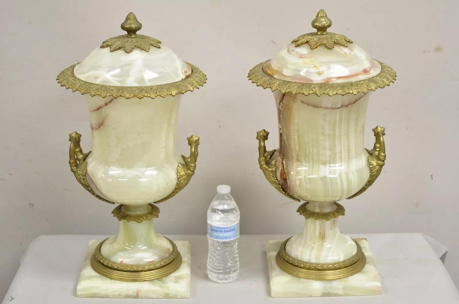 Coppia di vasi da notte francesi in stile Luigi XVI / Impero, in onice e bronzo, con grande coperchio applicato. L'articolo presenta le venature più spettacolari della pietra di onice lucidata con attraenti maniglie in bronzo fuso e ormolu, circa 40