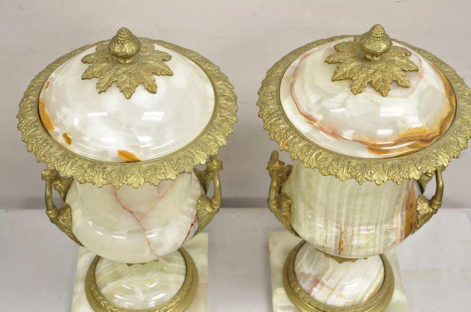Sconosciuto Urna con coperchio di grandi dimensioni in onice e bronzo Ormolu in stile Impero Luigi XVI - una coppia in vendita