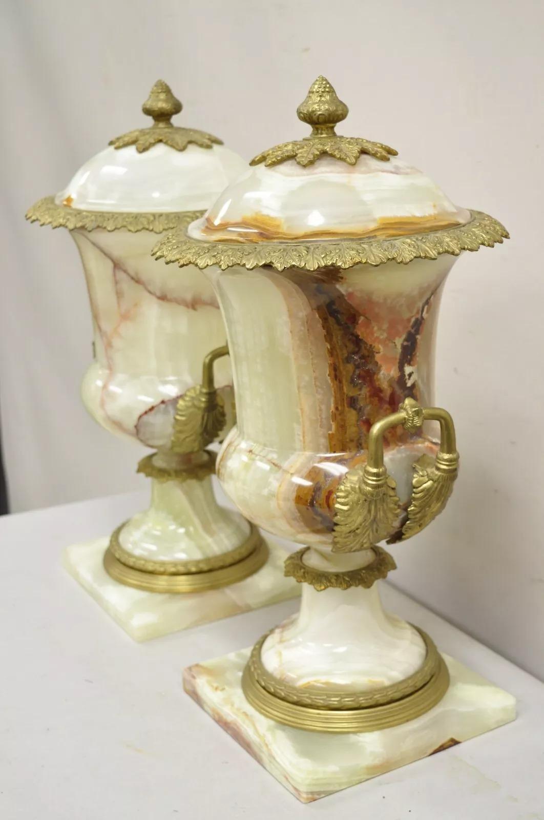 Urna con coperchio di grandi dimensioni in onice e bronzo Ormolu in stile Impero Luigi XVI - una coppia In condizioni buone in vendita a Philadelphia, PA