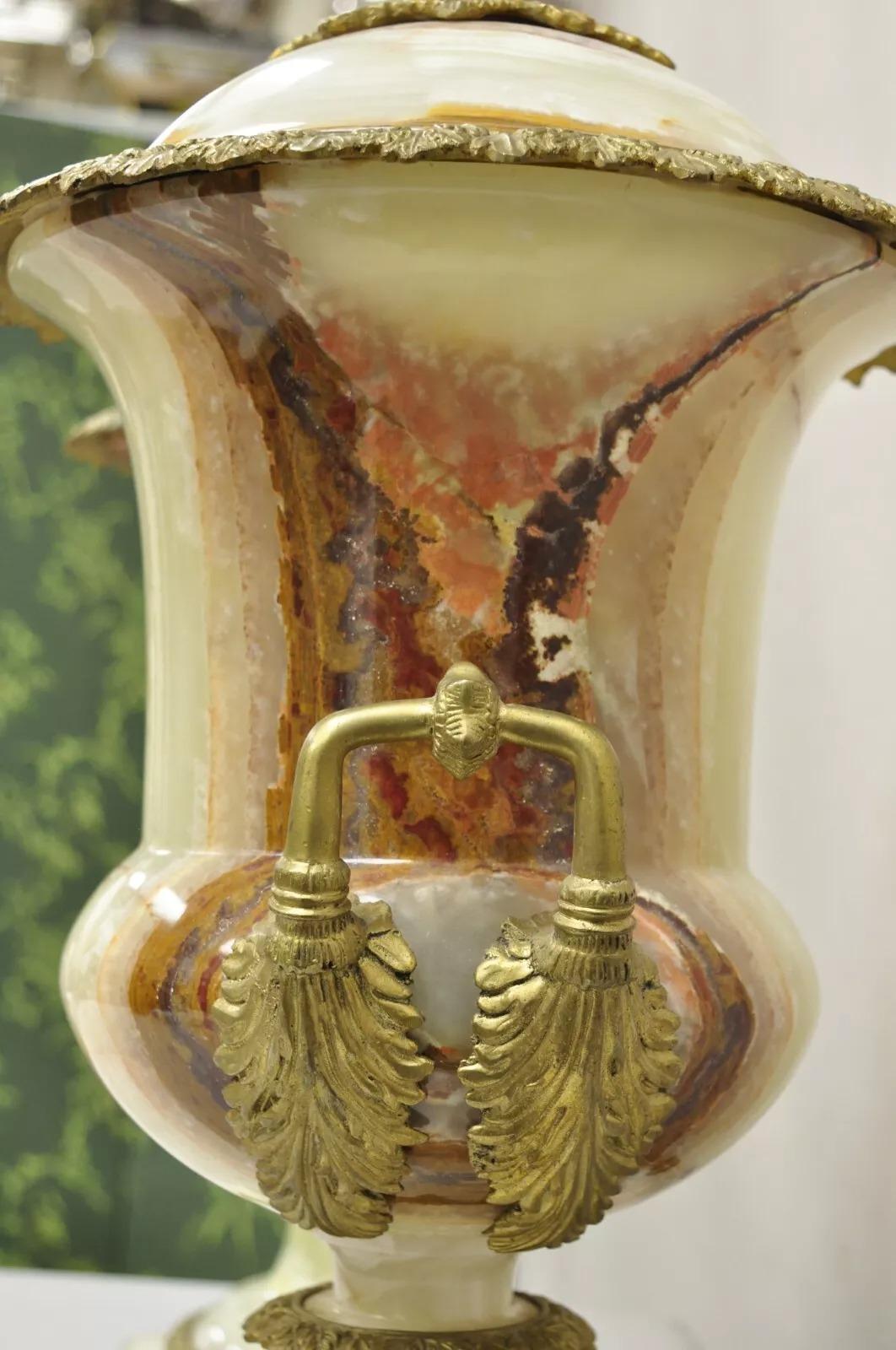 XX secolo Urna con coperchio di grandi dimensioni in onice e bronzo Ormolu in stile Impero Luigi XVI - una coppia in vendita