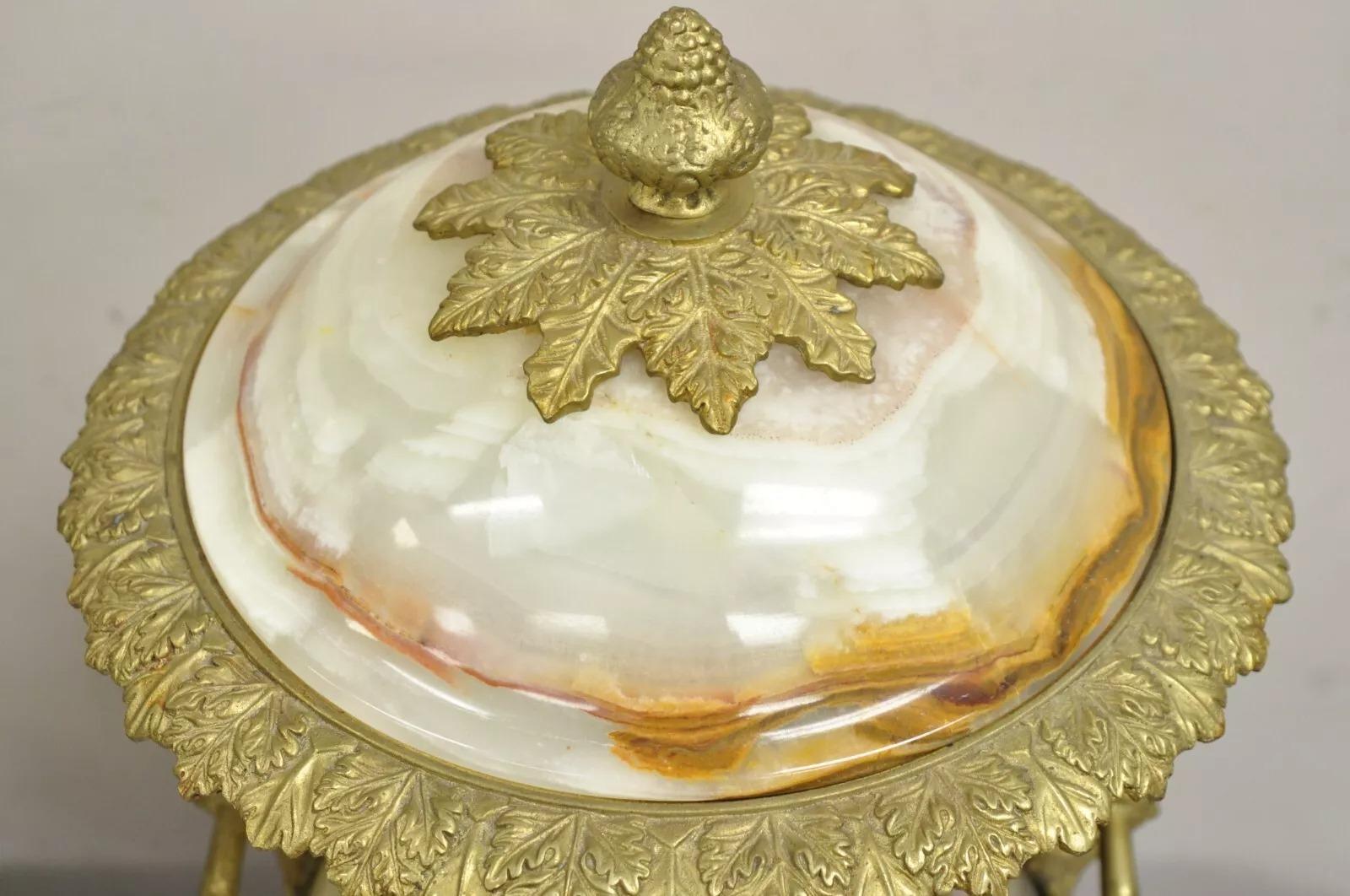 Bronzo Urna con coperchio di grandi dimensioni in onice e bronzo Ormolu in stile Impero Luigi XVI - una coppia in vendita