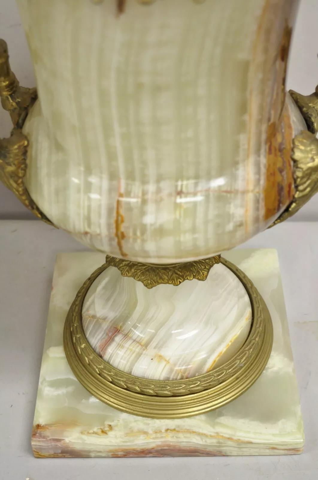 Urna con coperchio di grandi dimensioni in onice e bronzo Ormolu in stile Impero Luigi XVI - una coppia in vendita 1