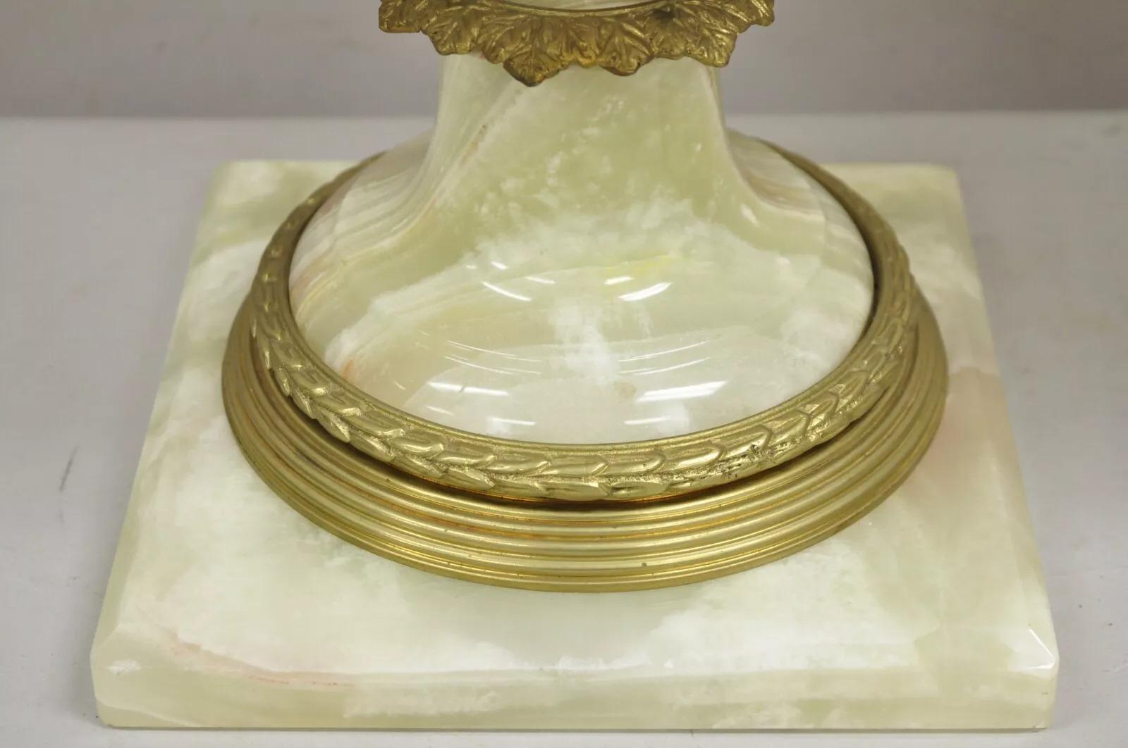 Urna con coperchio di grandi dimensioni in onice e bronzo Ormolu in stile Impero Luigi XVI - una coppia in vendita 2
