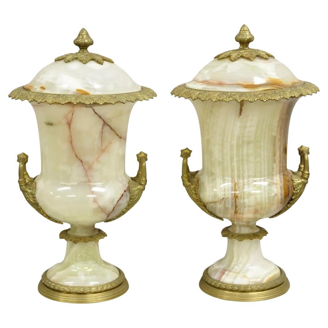 Urna con coperchio di grandi dimensioni in onice e bronzo Ormolu in stile Impero Luigi XVI - una coppia