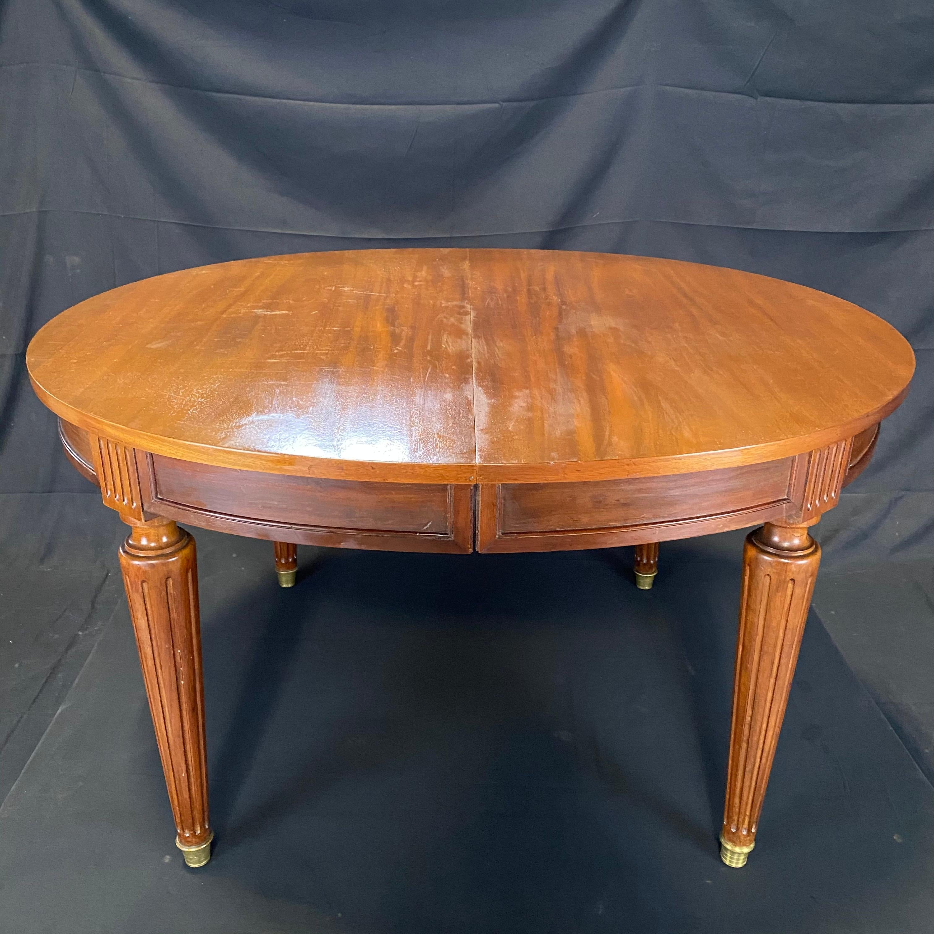French Louis XVI Expandable and Versatile Walnut Dining Table For Sale 5