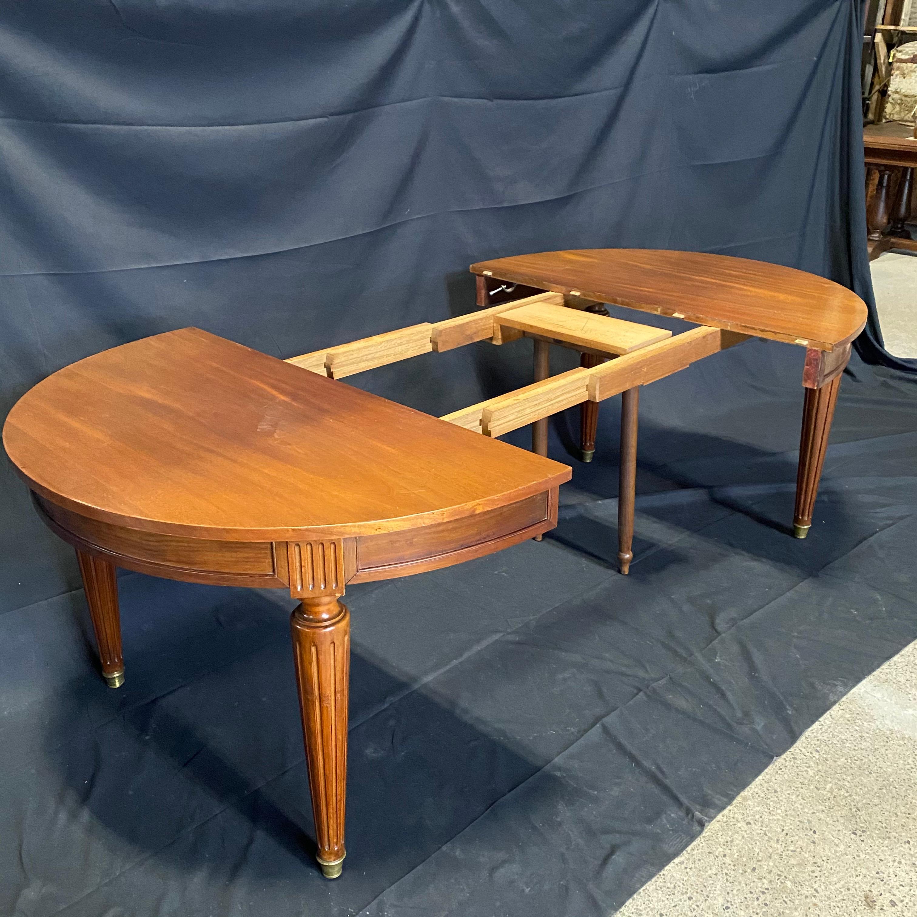 French Louis XVI Expandable and Versatile Walnut Dining Table For Sale 6